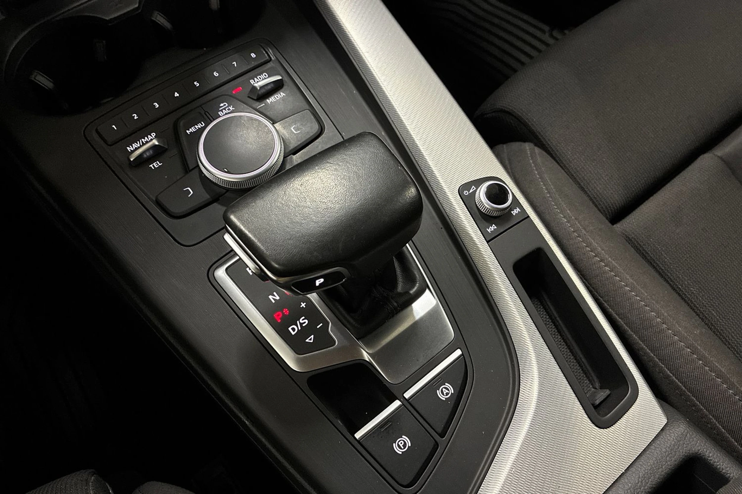 harmaa Audi A4 2018 kuva 18.