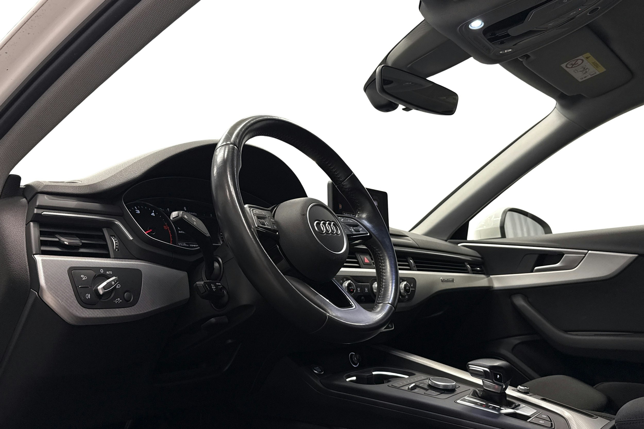 Valkoinen Audi A4 2018 kuva 7.