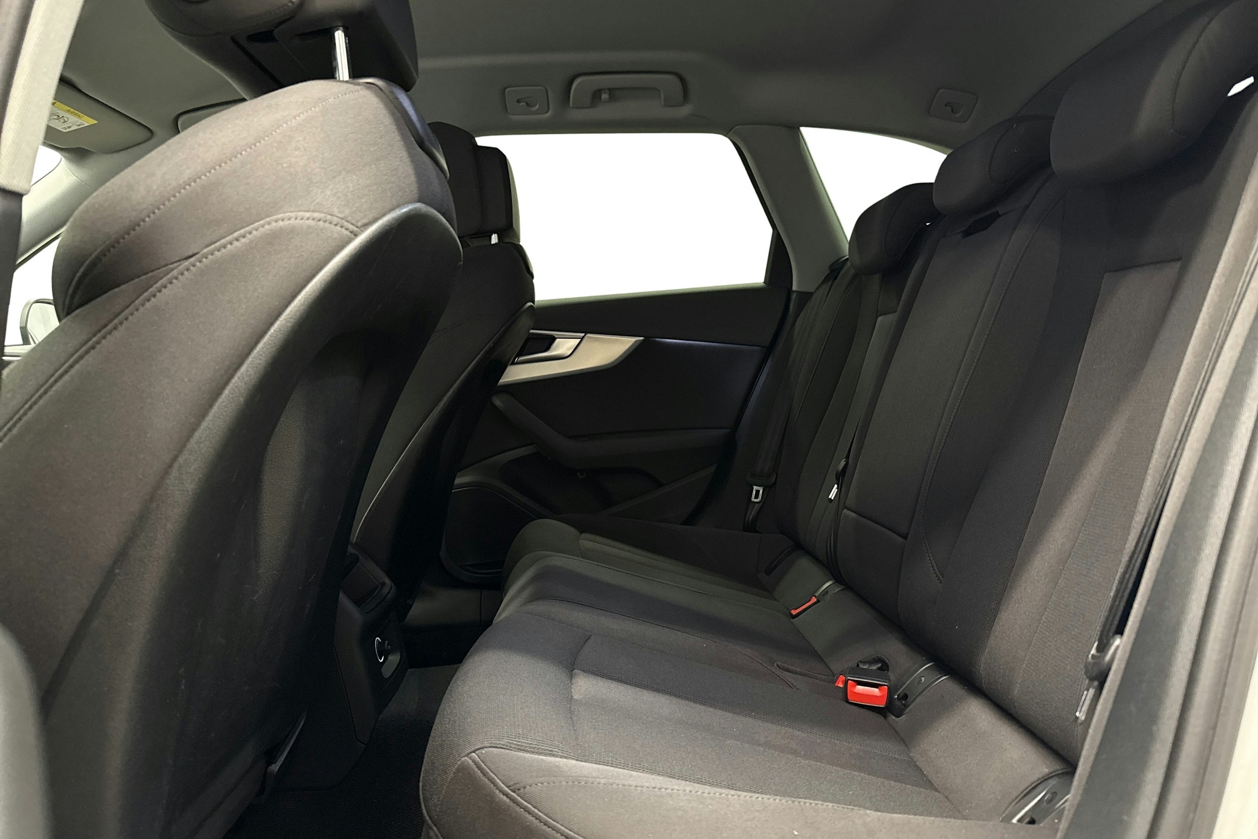 Valkoinen Audi A4 2018 kuva 10.