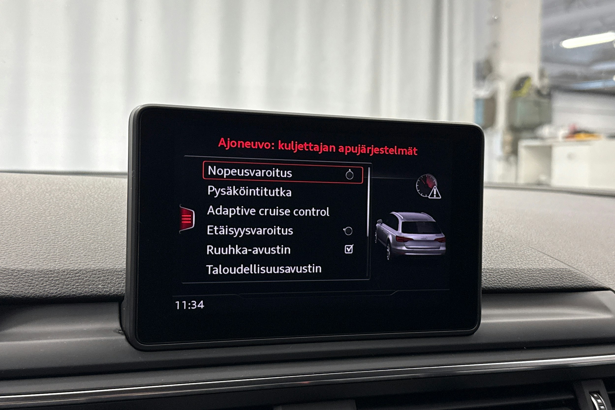 Valkoinen Audi A4 2018 kuva 19.