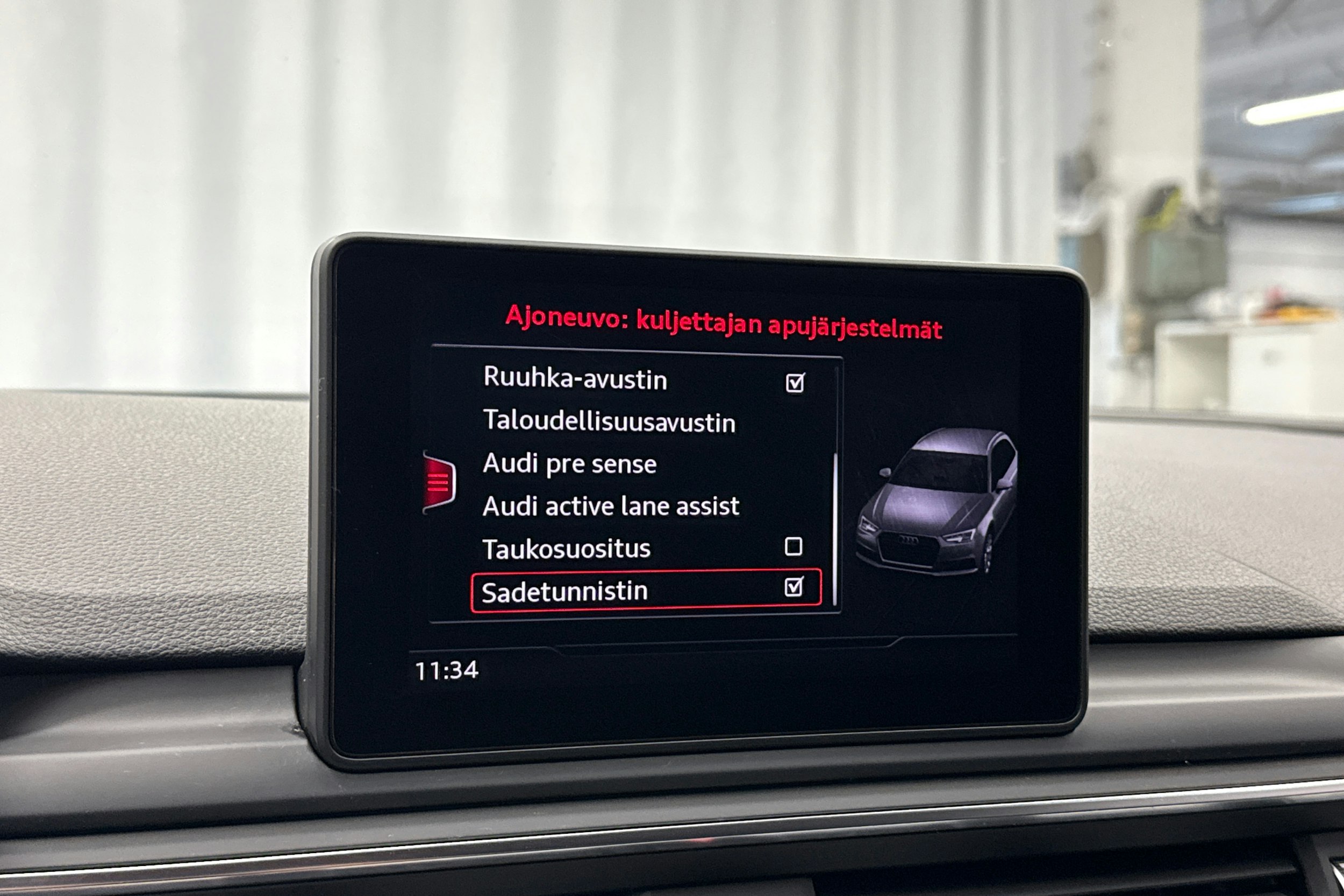 Valkoinen Audi A4 2018 kuva 20.