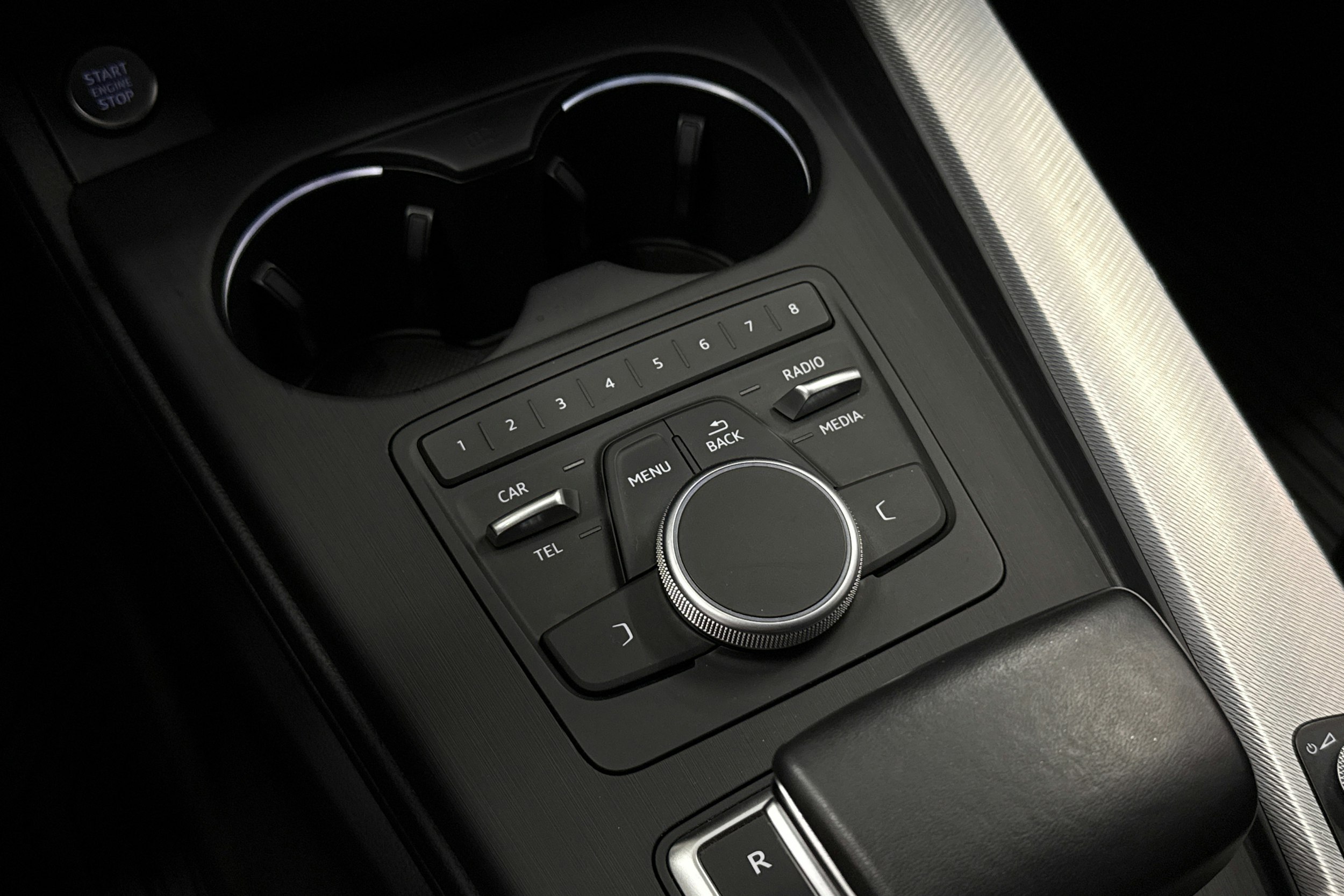Valkoinen Audi A4 2018 kuva 24.