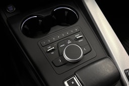Valkoinen Audi A4 2018 kuva 24.