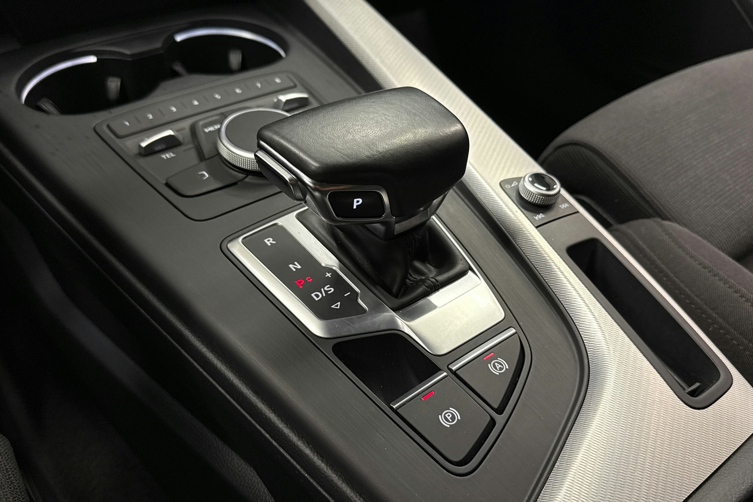 Valkoinen Audi A4 2018 kuva 25.