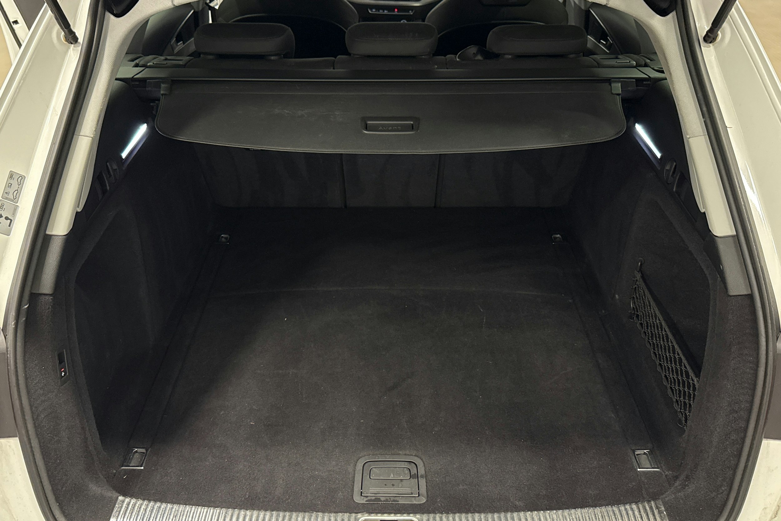 Valkoinen Audi A4 2018 kuva 27.