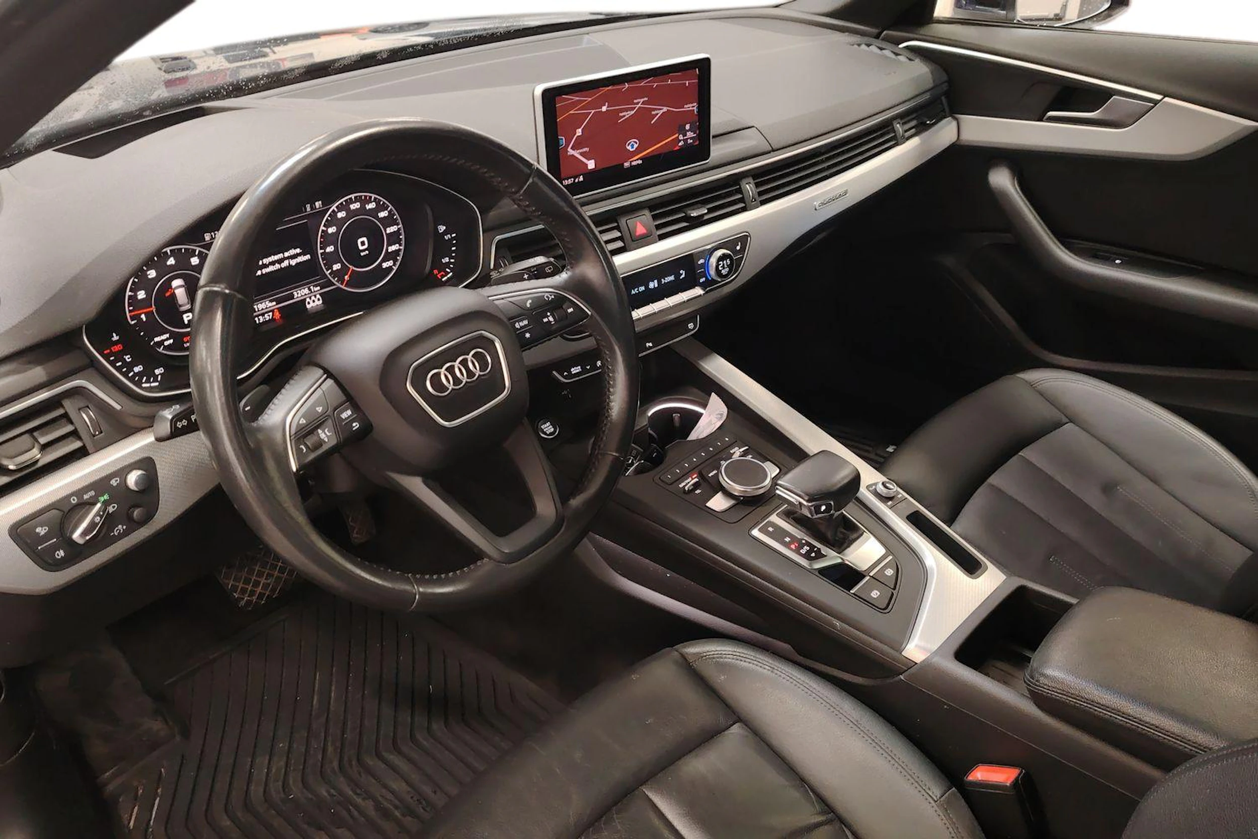 sininen Audi A4 2018 kuva 3.