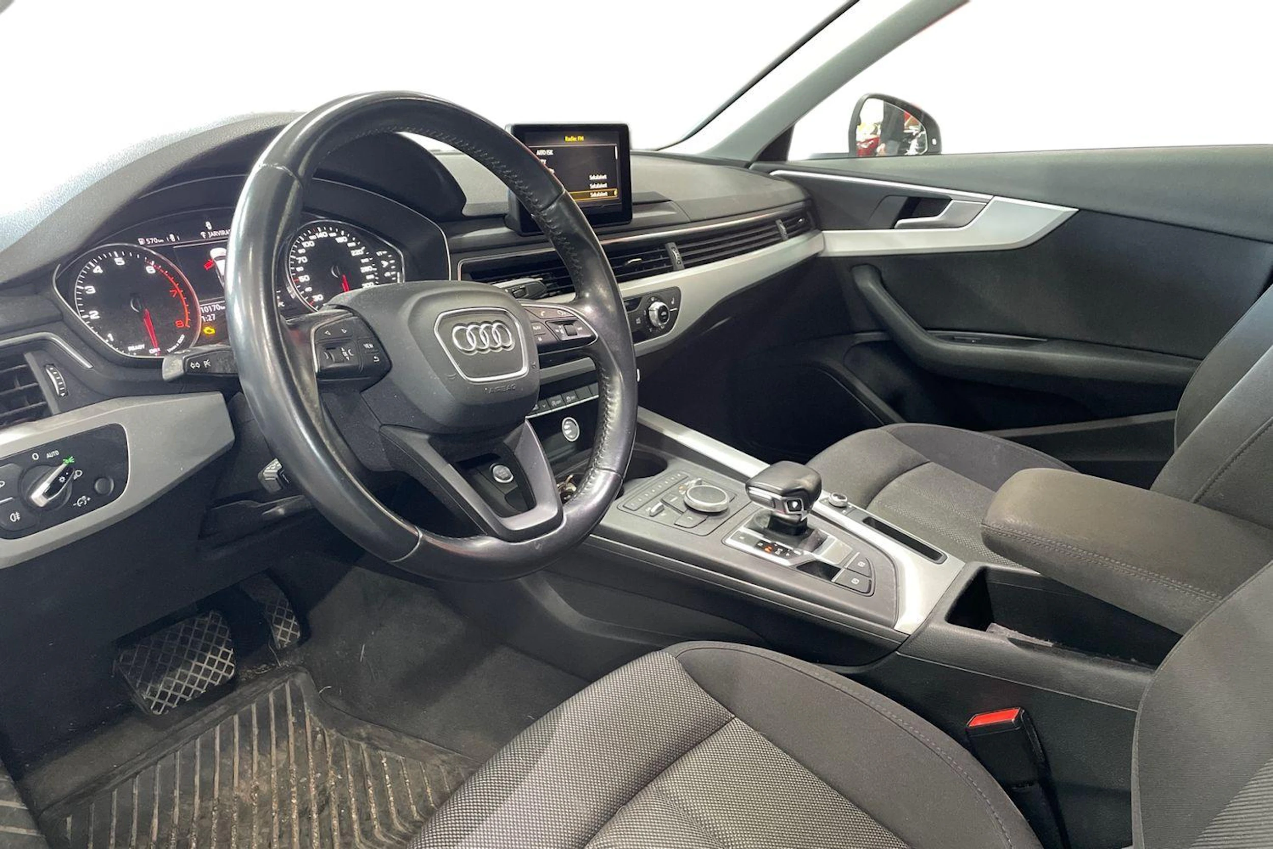 Valkoinen Audi A4 2018 kuva 3.