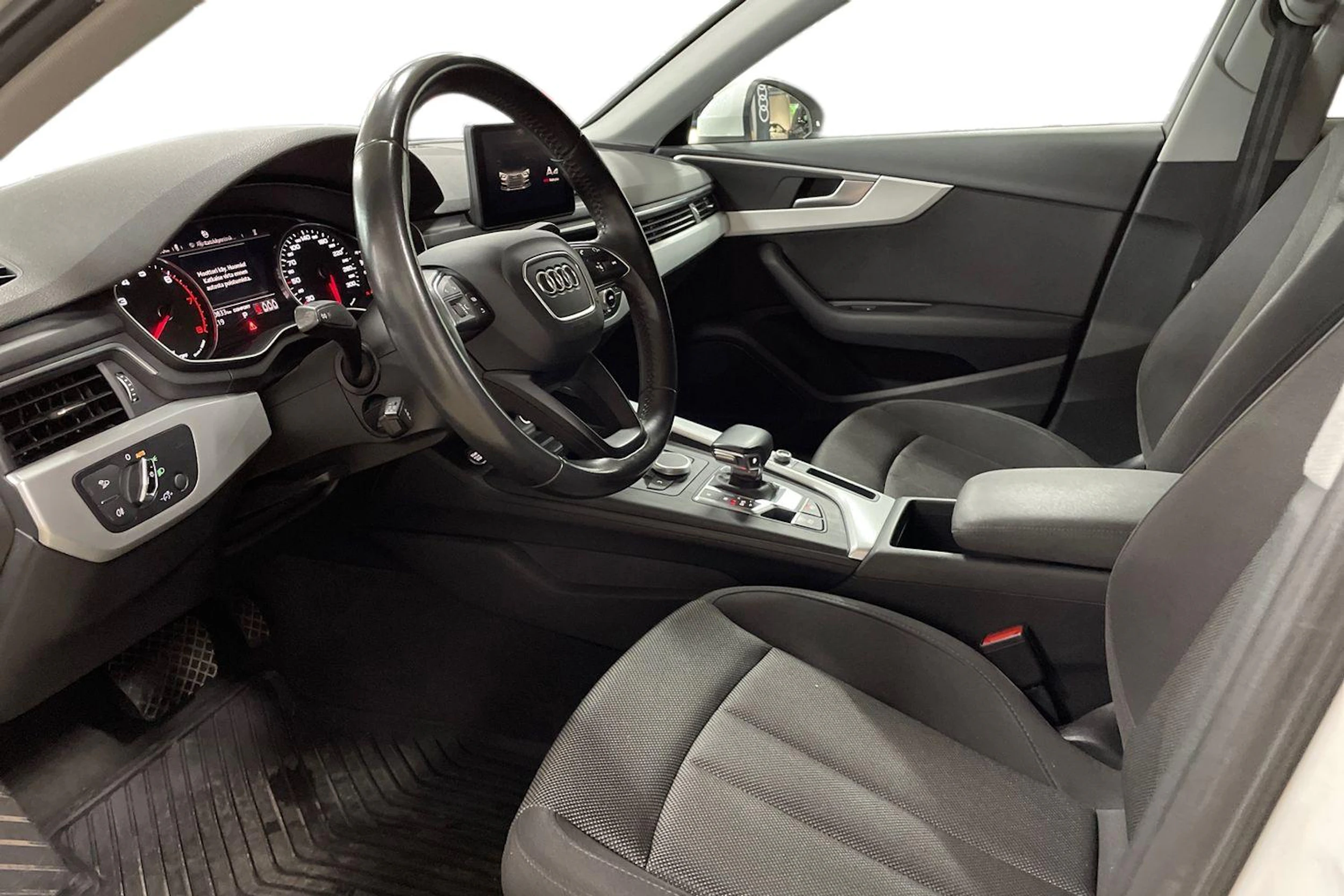 Valkoinen Audi A4 2018 kuva 8.