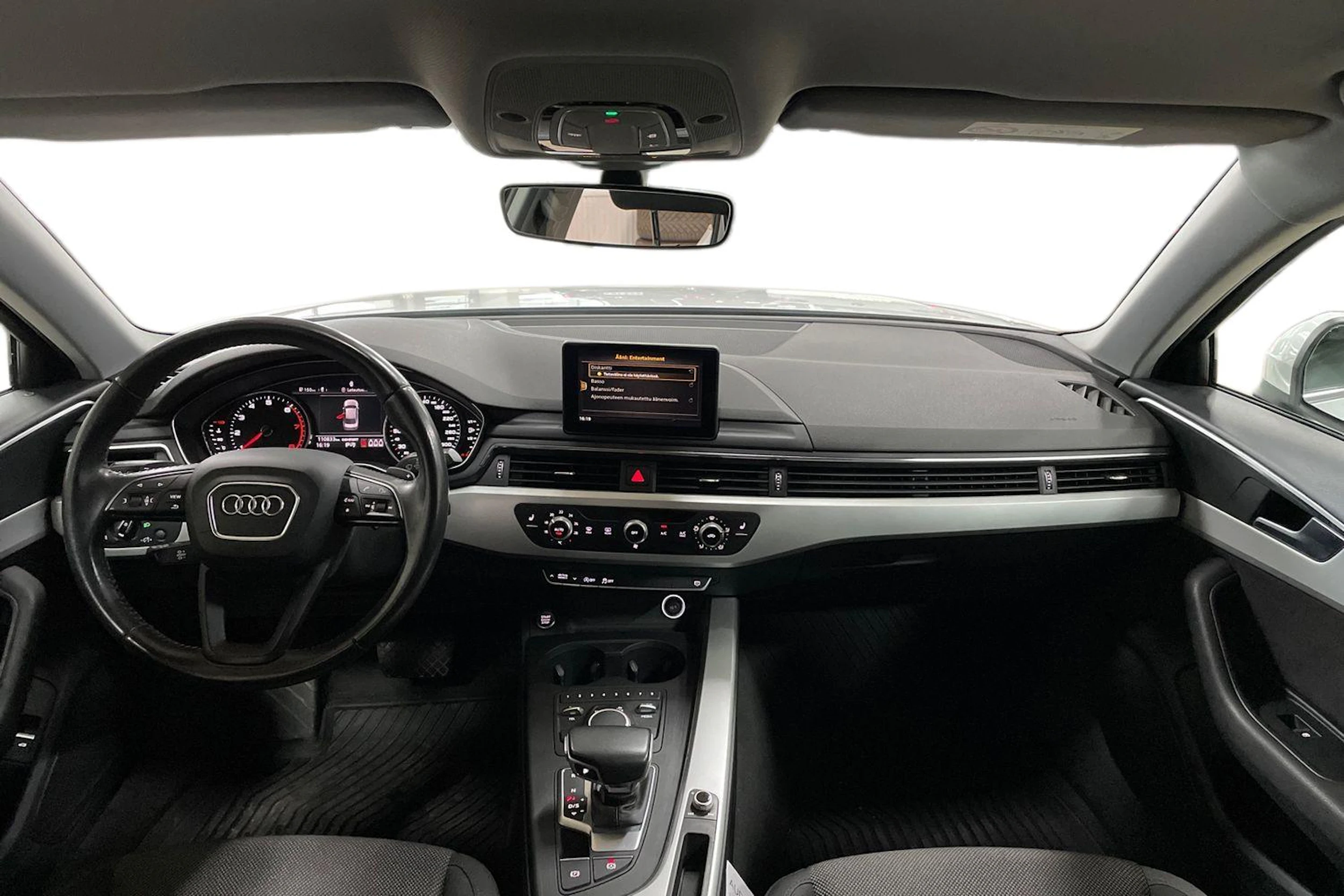 Valkoinen Audi A4 2018 kuva 9.
