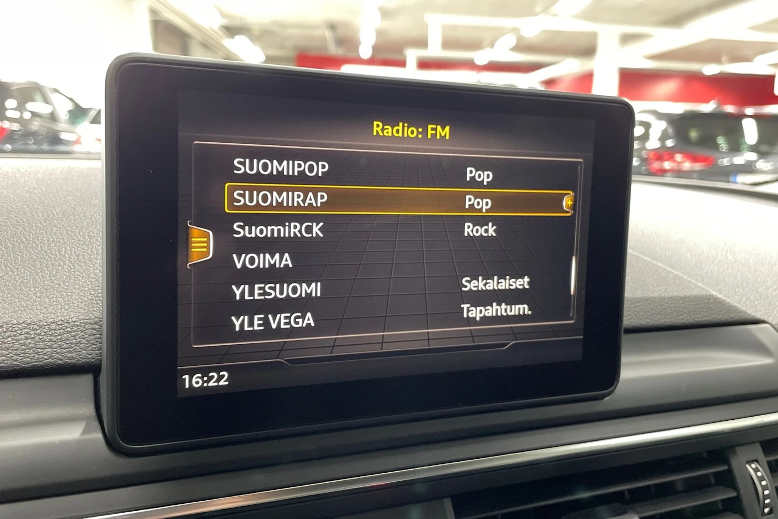 Valkoinen Audi A4 2018 kuva 18.