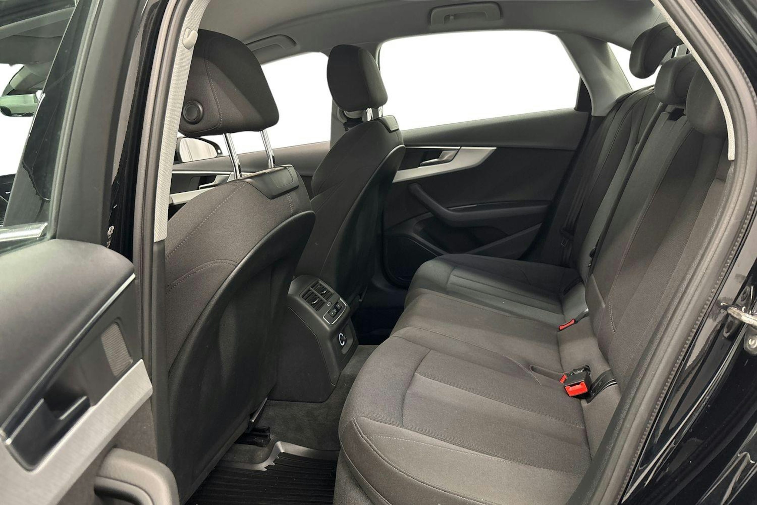 musta Audi A4 2018 kuva 8.
