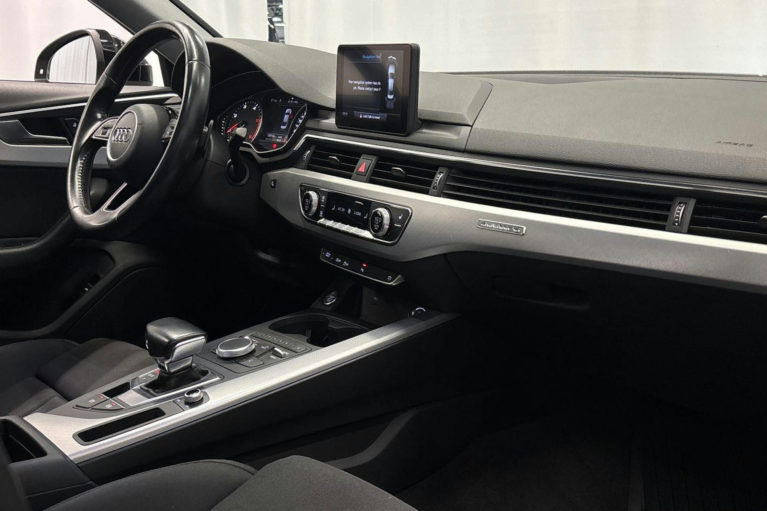 musta Audi A4 2018 kuva 11.