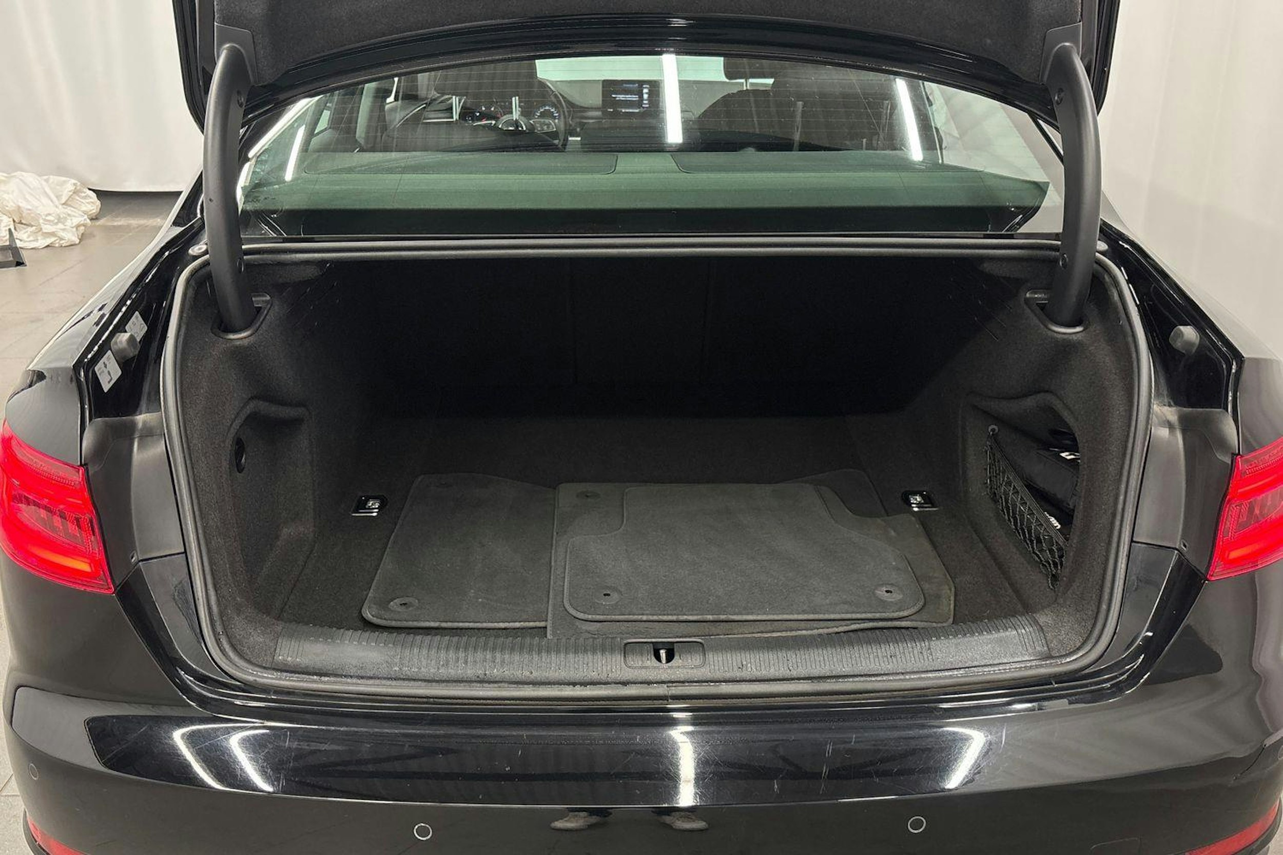musta Audi A4 2018 kuva 13.