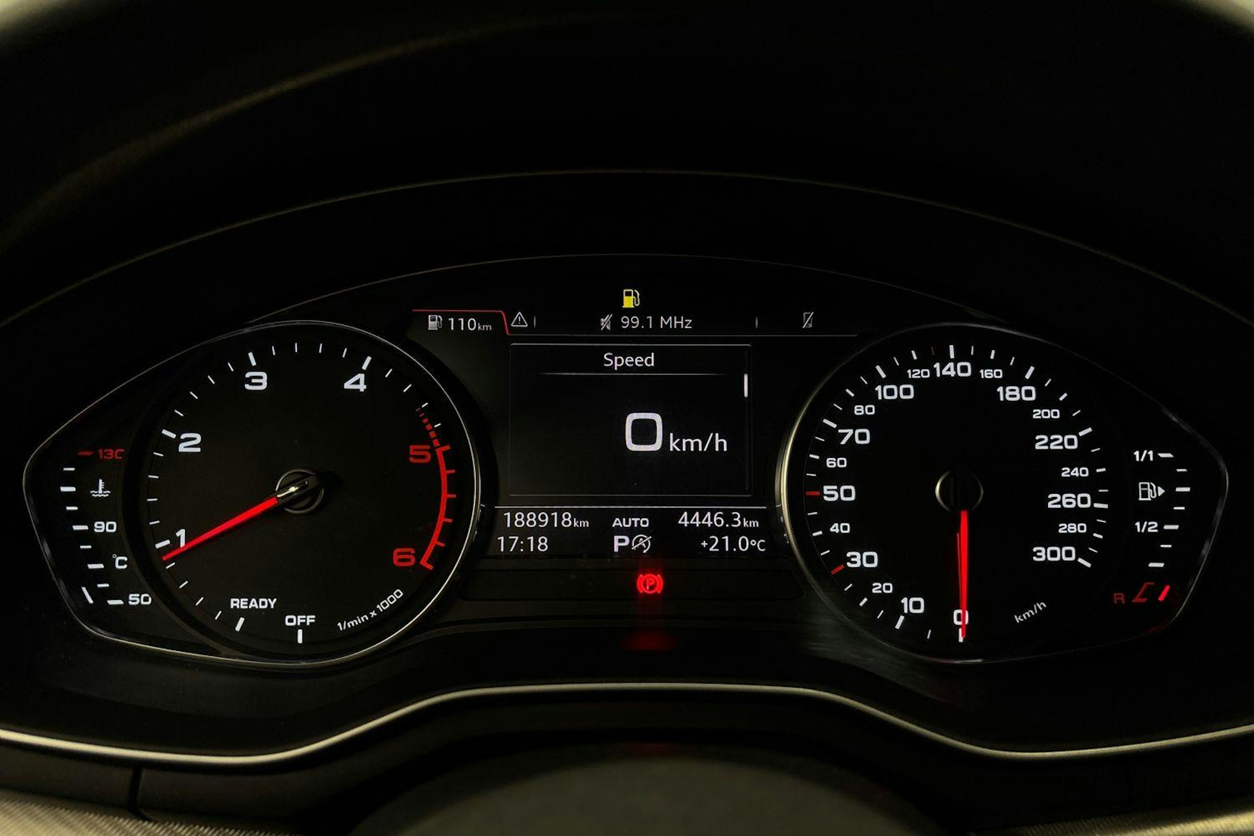 musta Audi A4 2018 kuva 14.