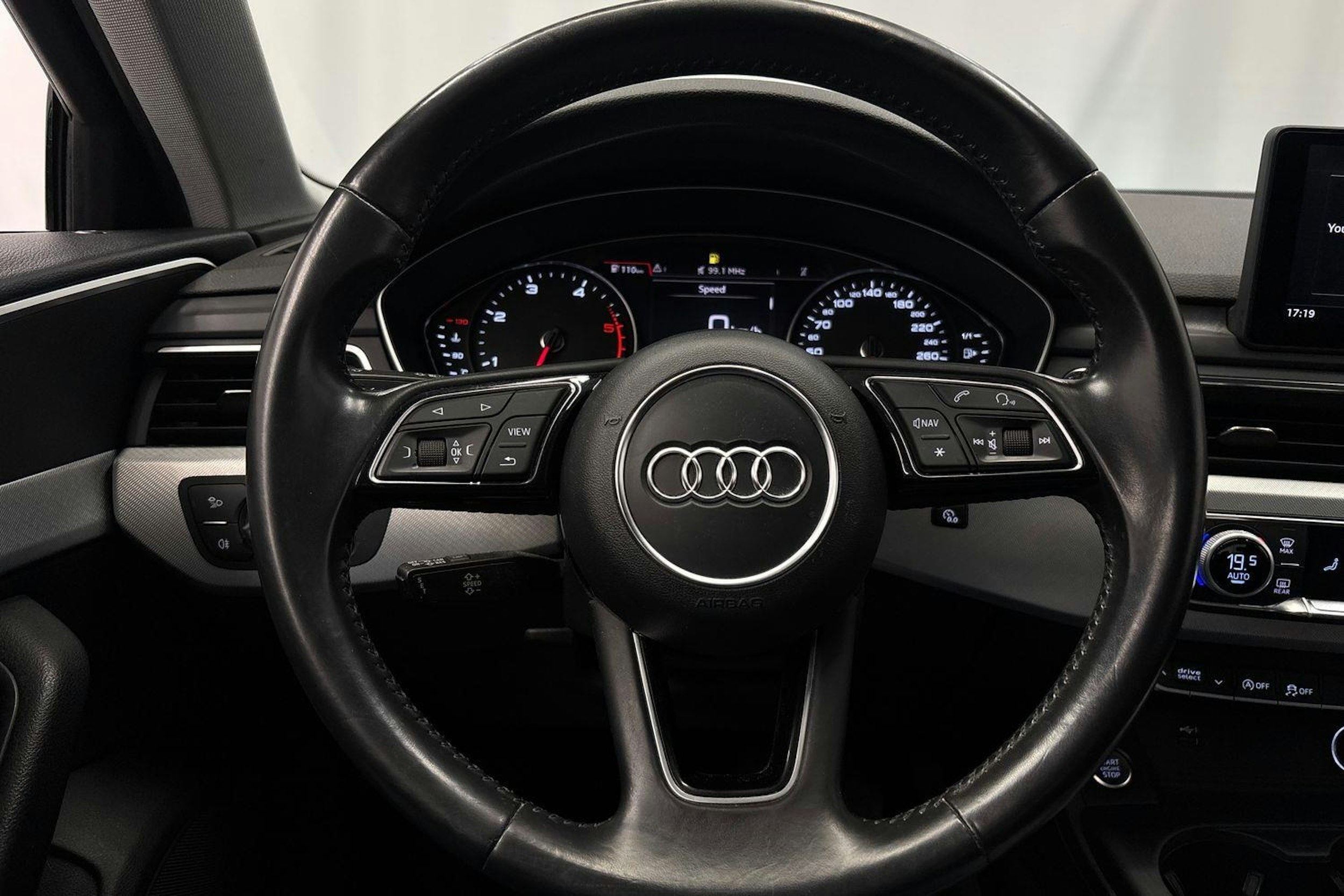 musta Audi A4 2018 kuva 15.