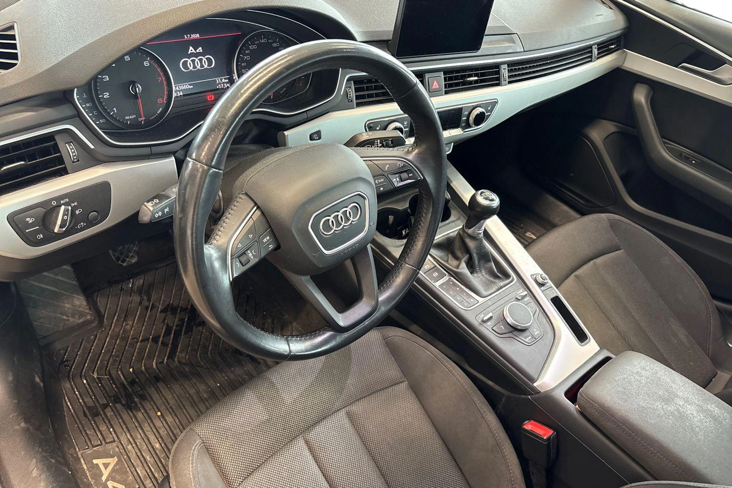 valkoinen Audi A4 2018 kuva 3.