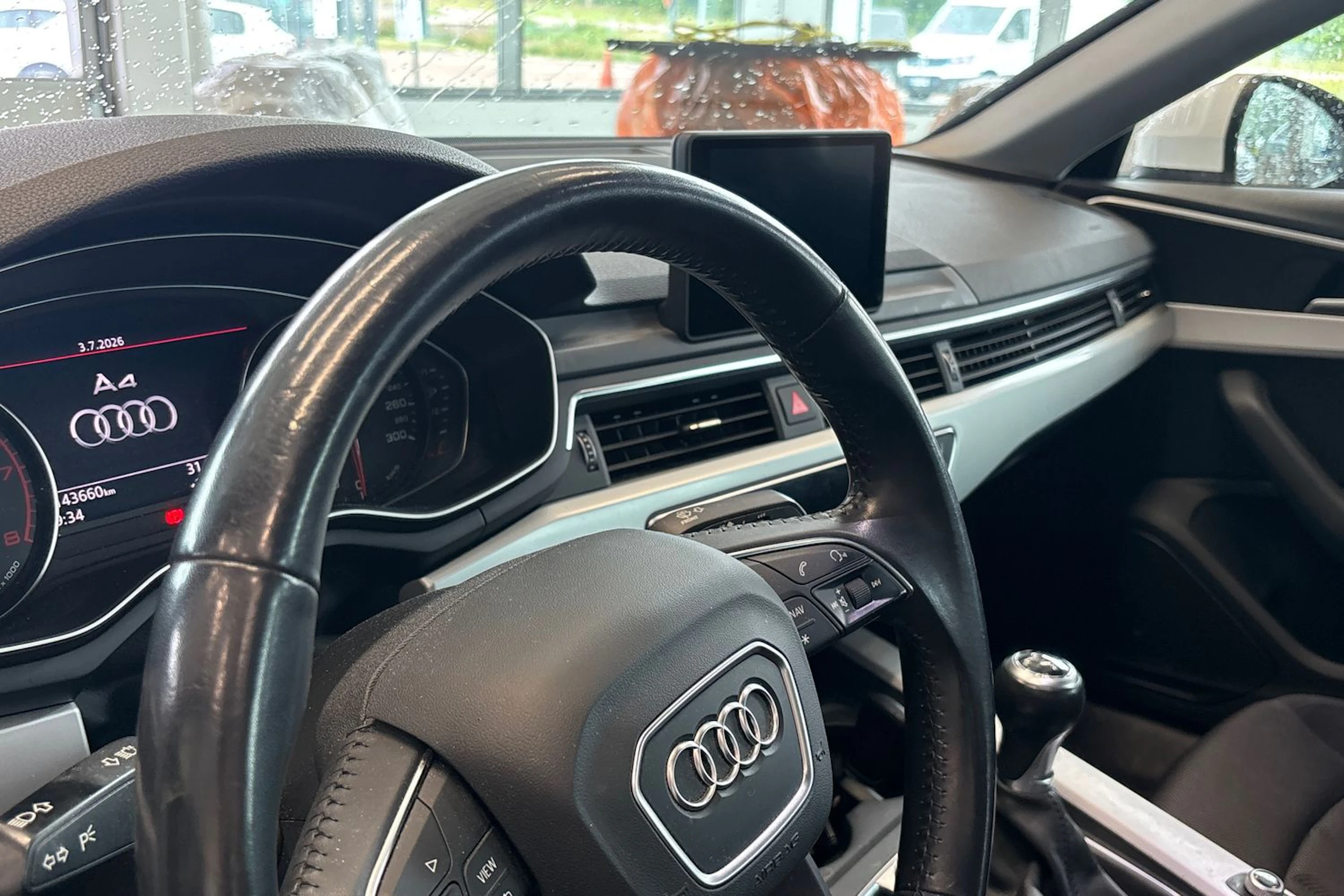 valkoinen Audi A4 2018 kuva 5.