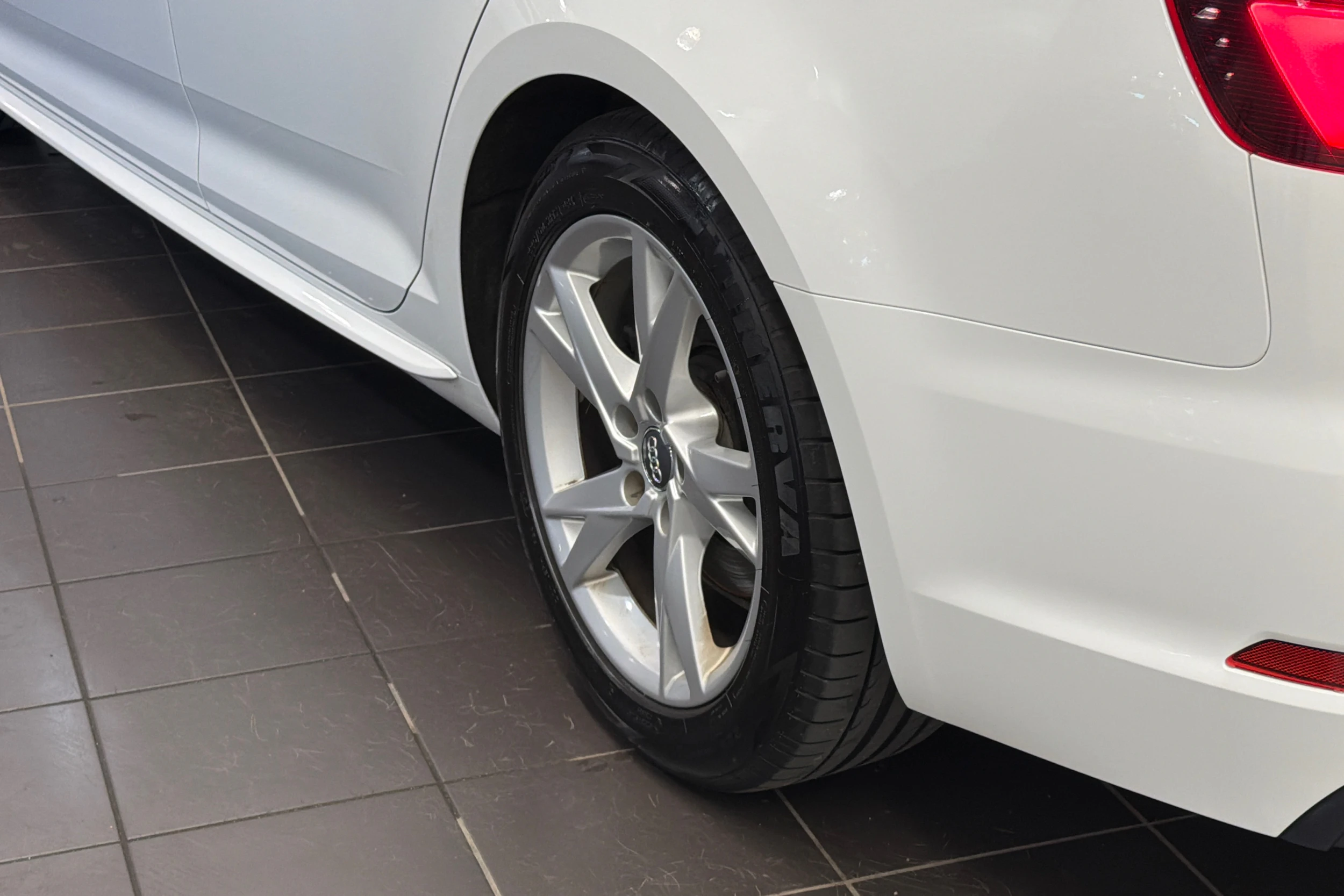 valkoinen Audi A4 2018 kuva 10.