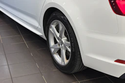 valkoinen Audi A4 2018 kuva 10.