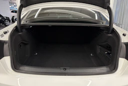 valkoinen Audi A4 2018 kuva 11.