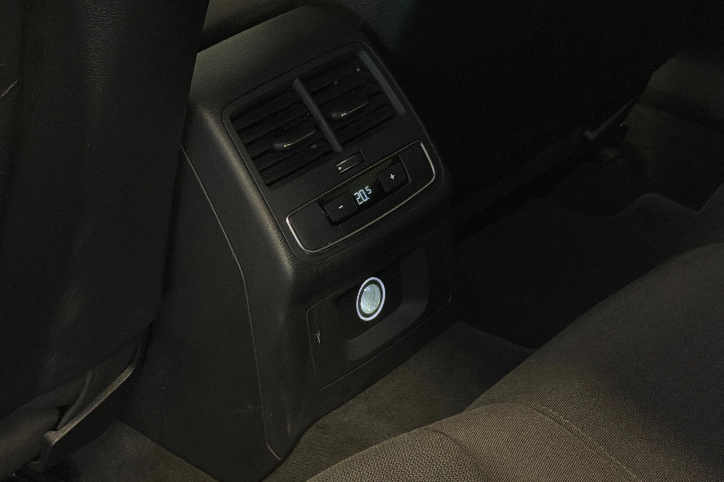 valkoinen Audi A4 2018 kuva 12.