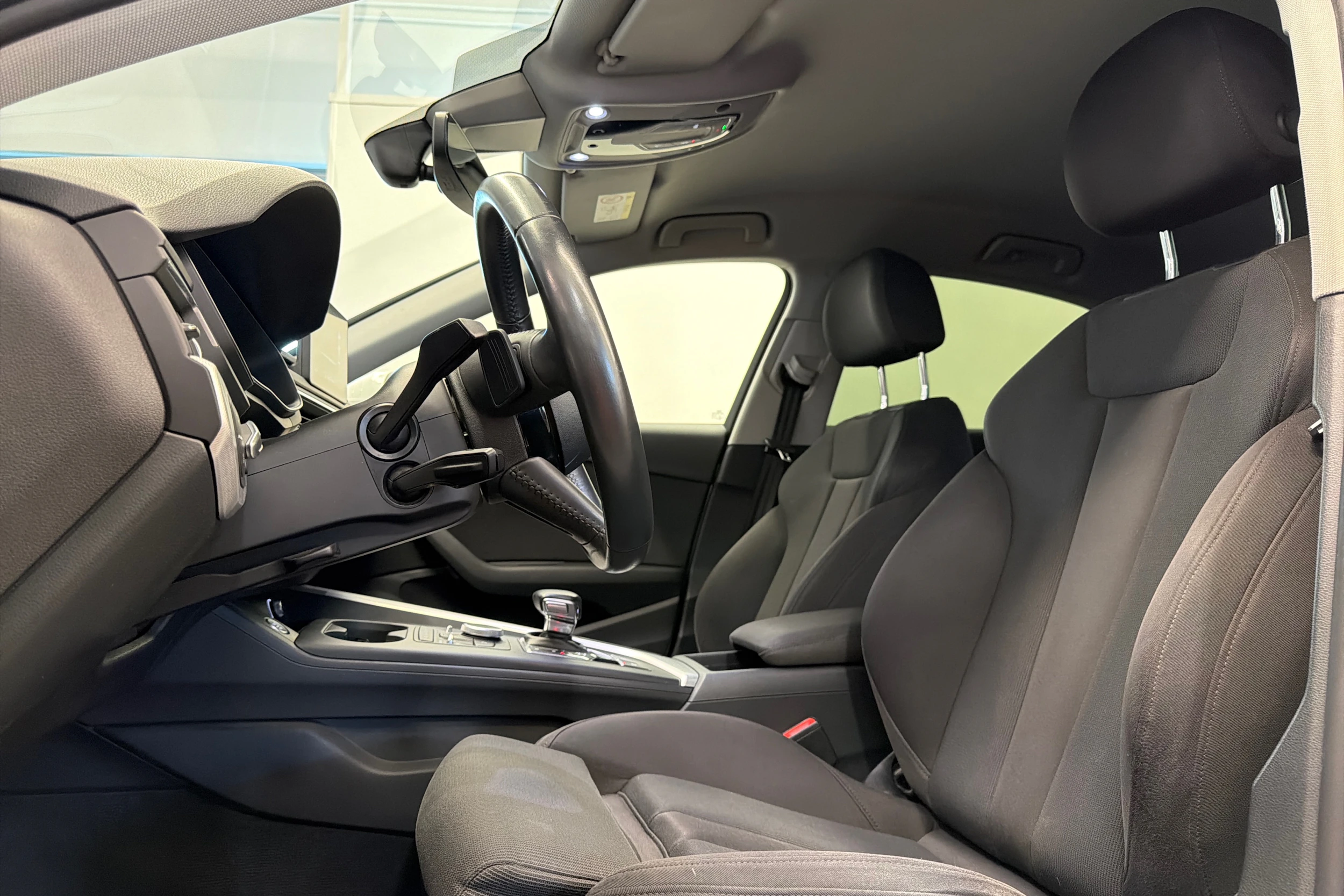 valkoinen Audi A4 2018 kuva 13.