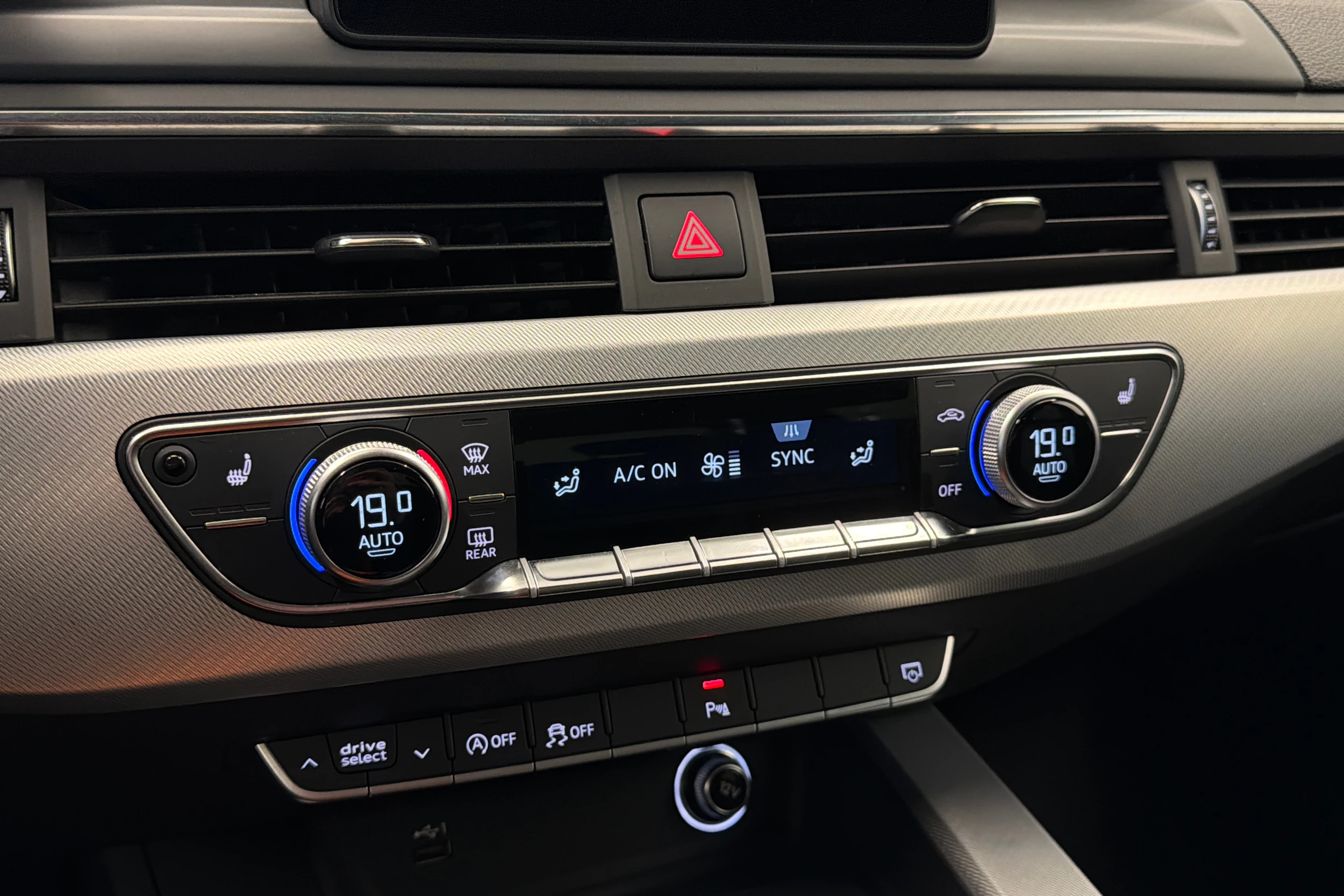 valkoinen Audi A4 2018 kuva 23.