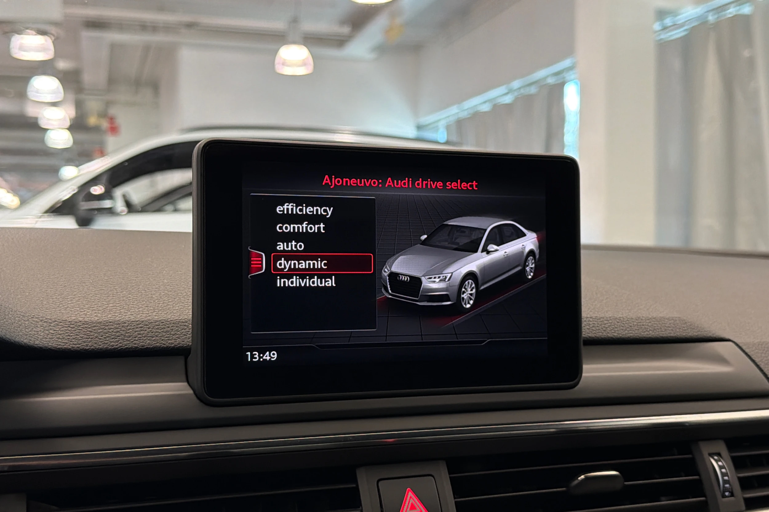 valkoinen Audi A4 2018 kuva 26.