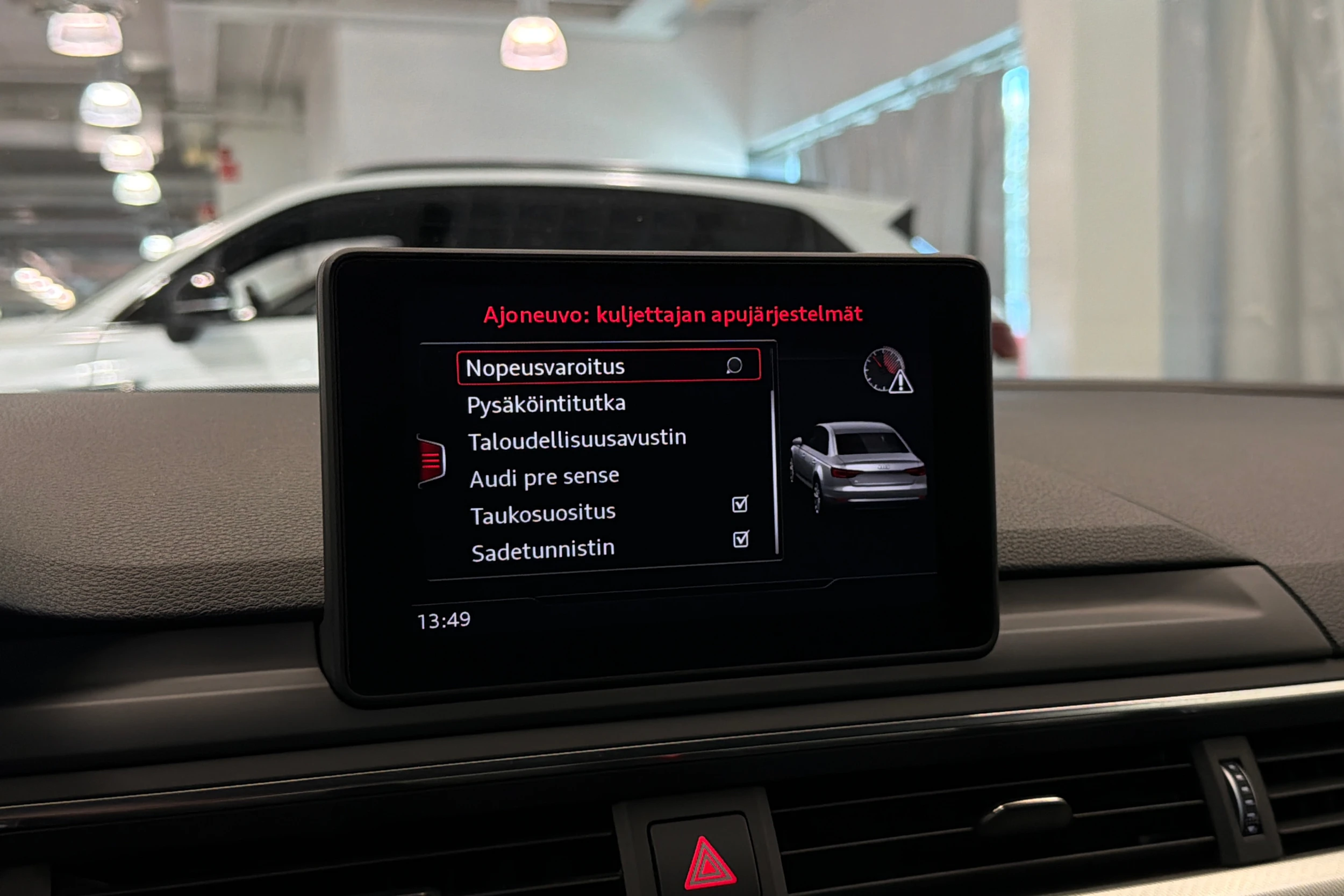 valkoinen Audi A4 2018 kuva 27.