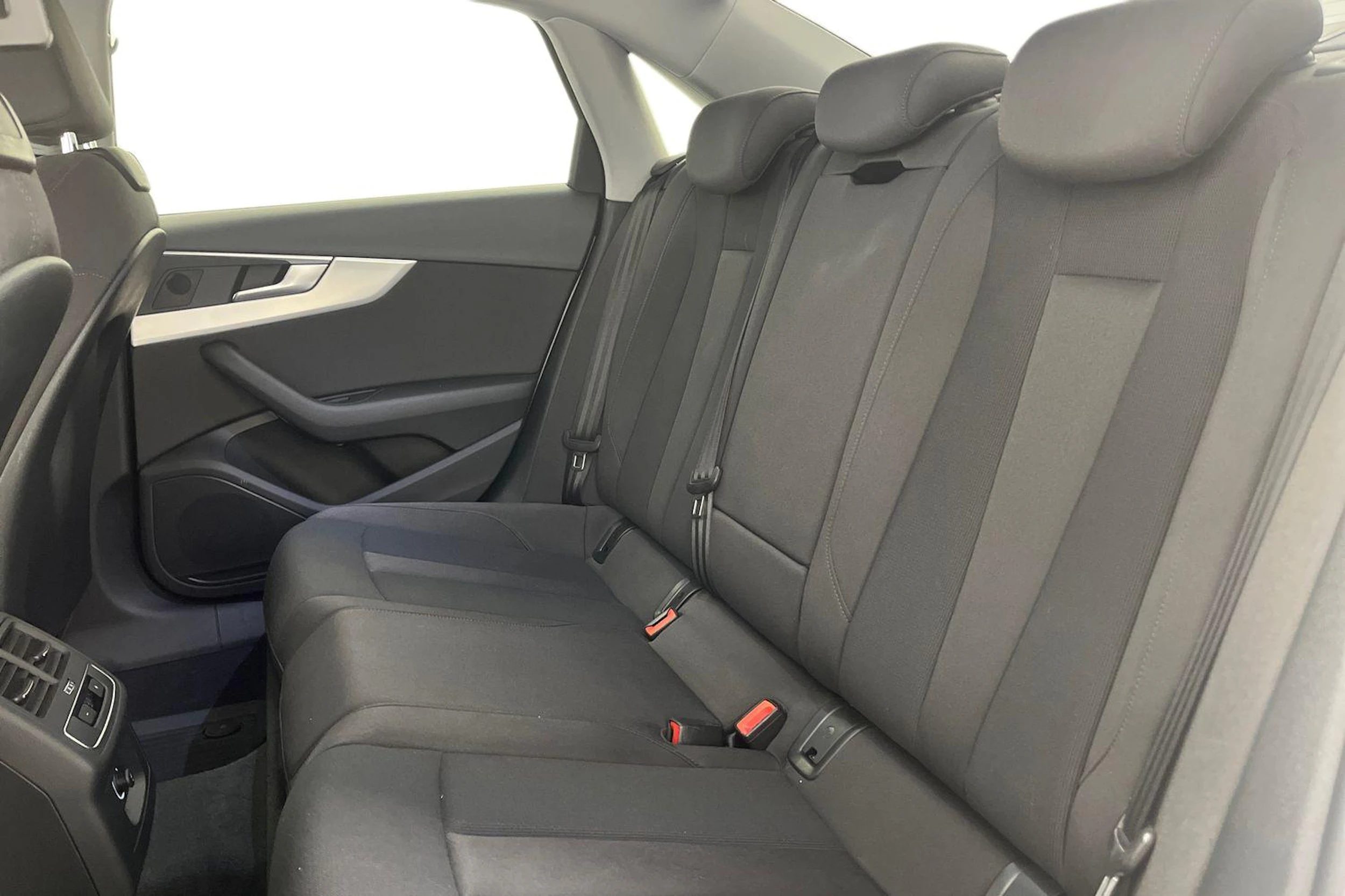 valkoinen Audi A4 2018 kuva 8.