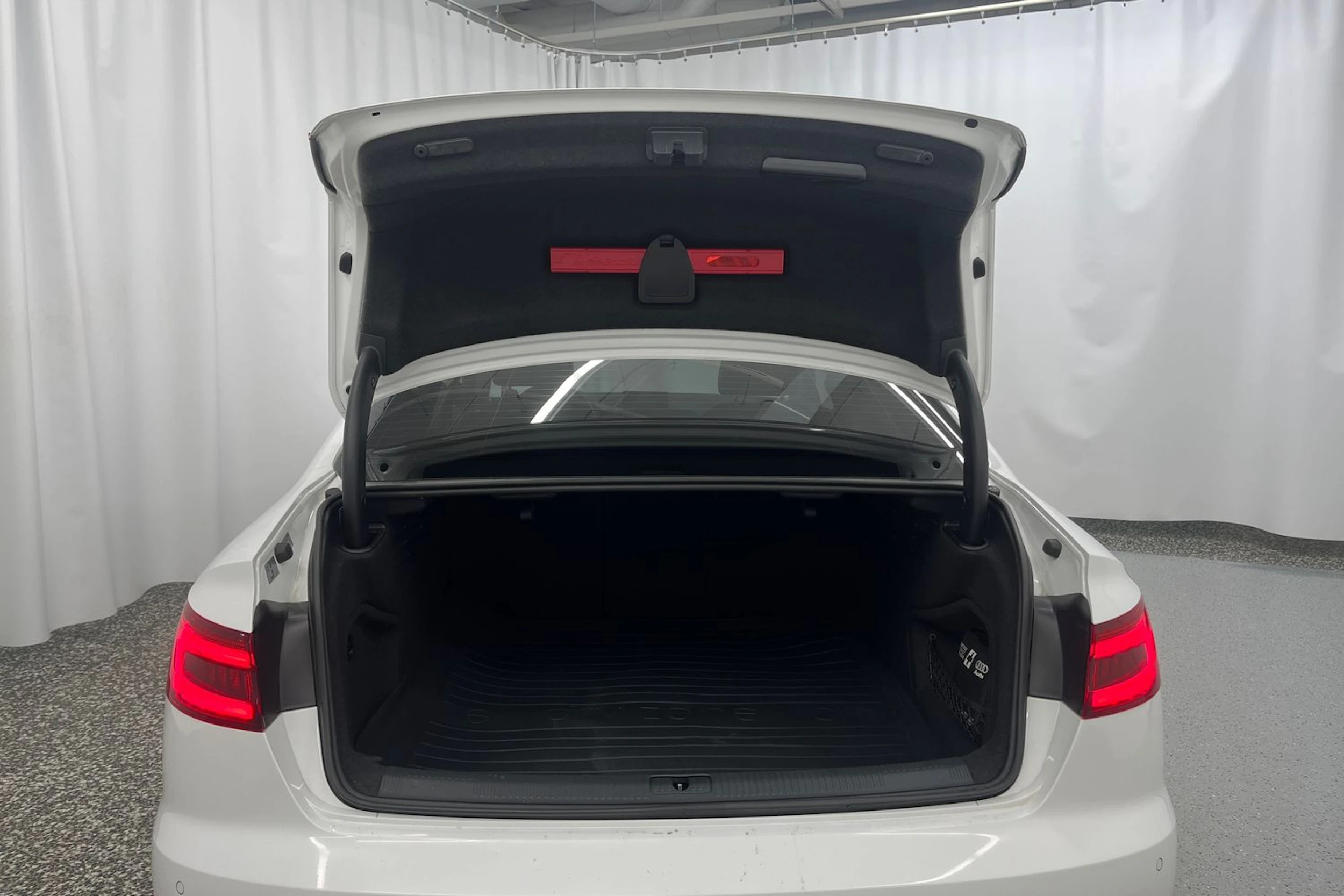 valkoinen Audi A4 2018 kuva 10.