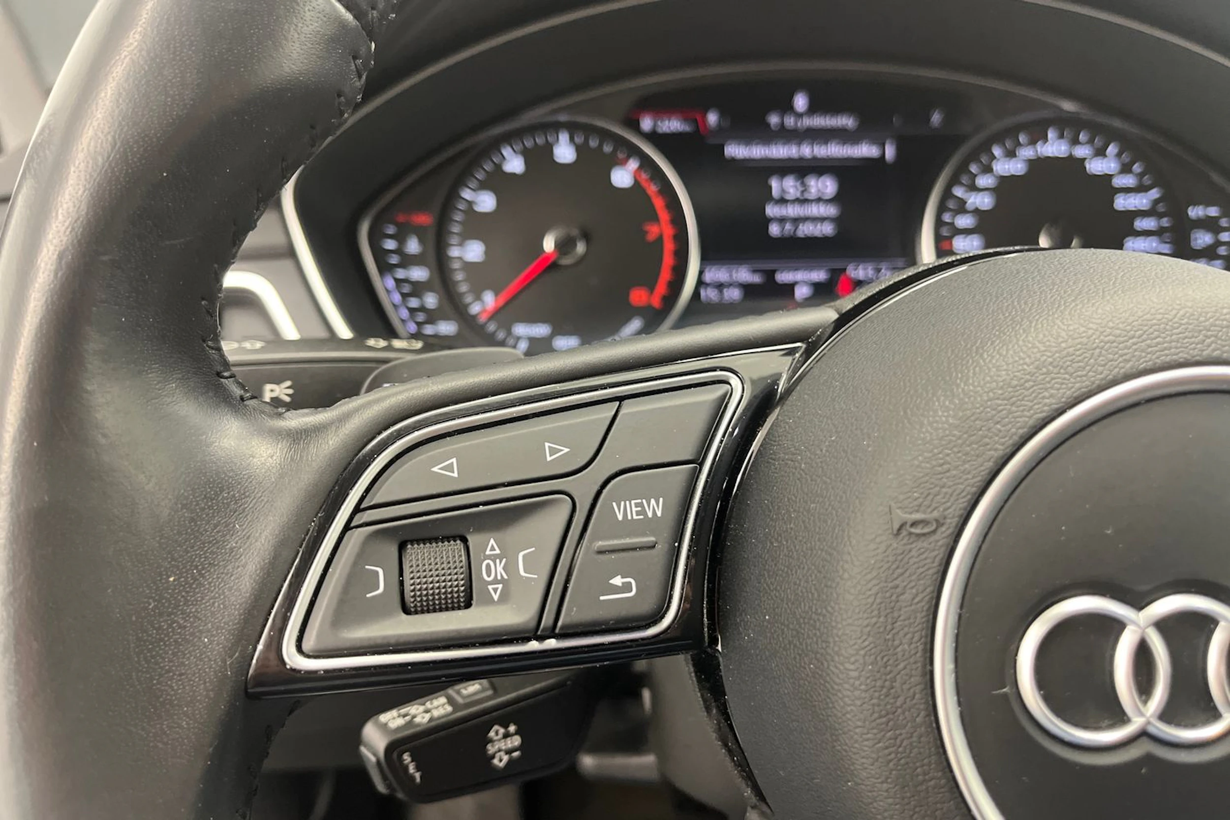 valkoinen Audi A4 2018 kuva 14.