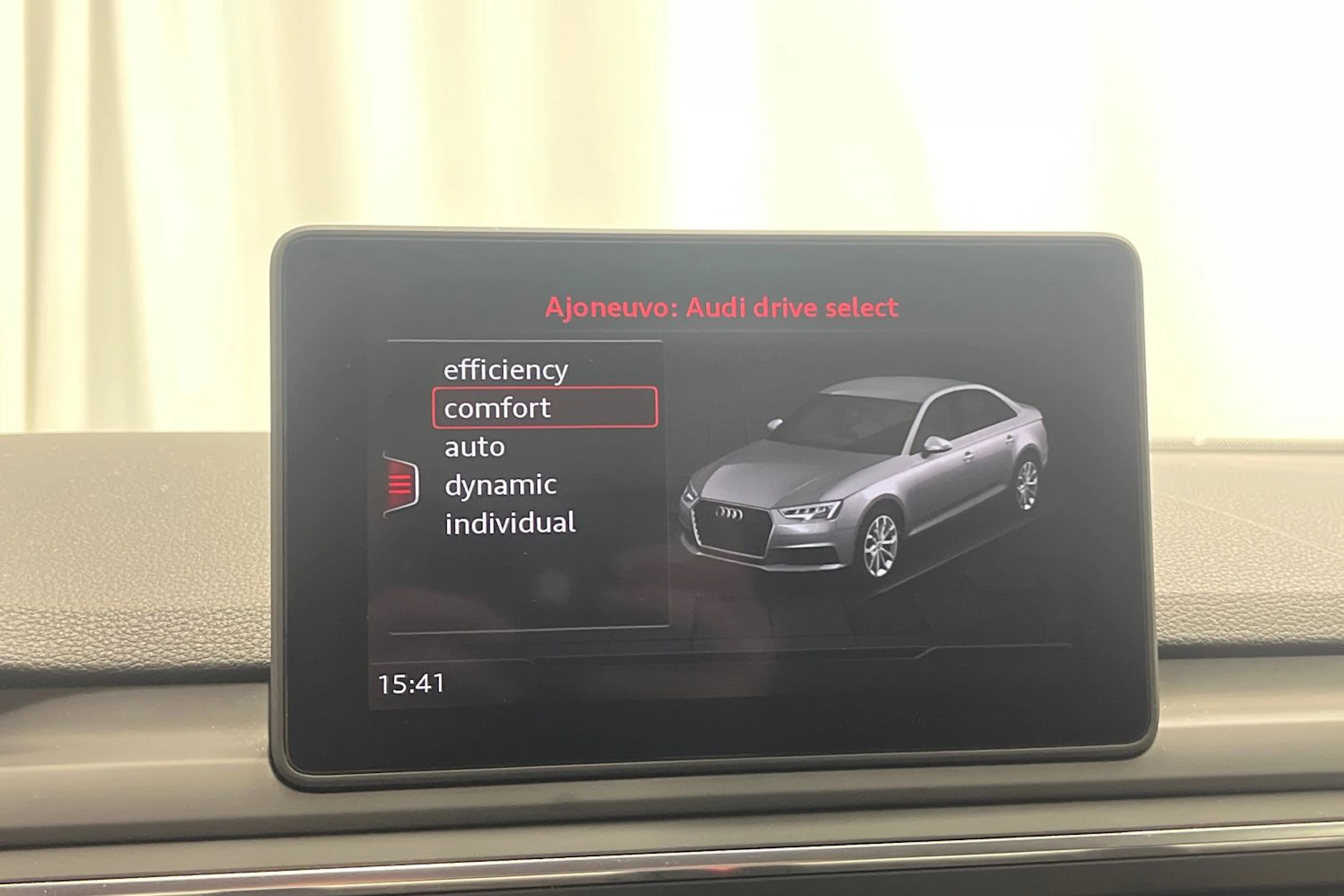 valkoinen Audi A4 2018 kuva 19.