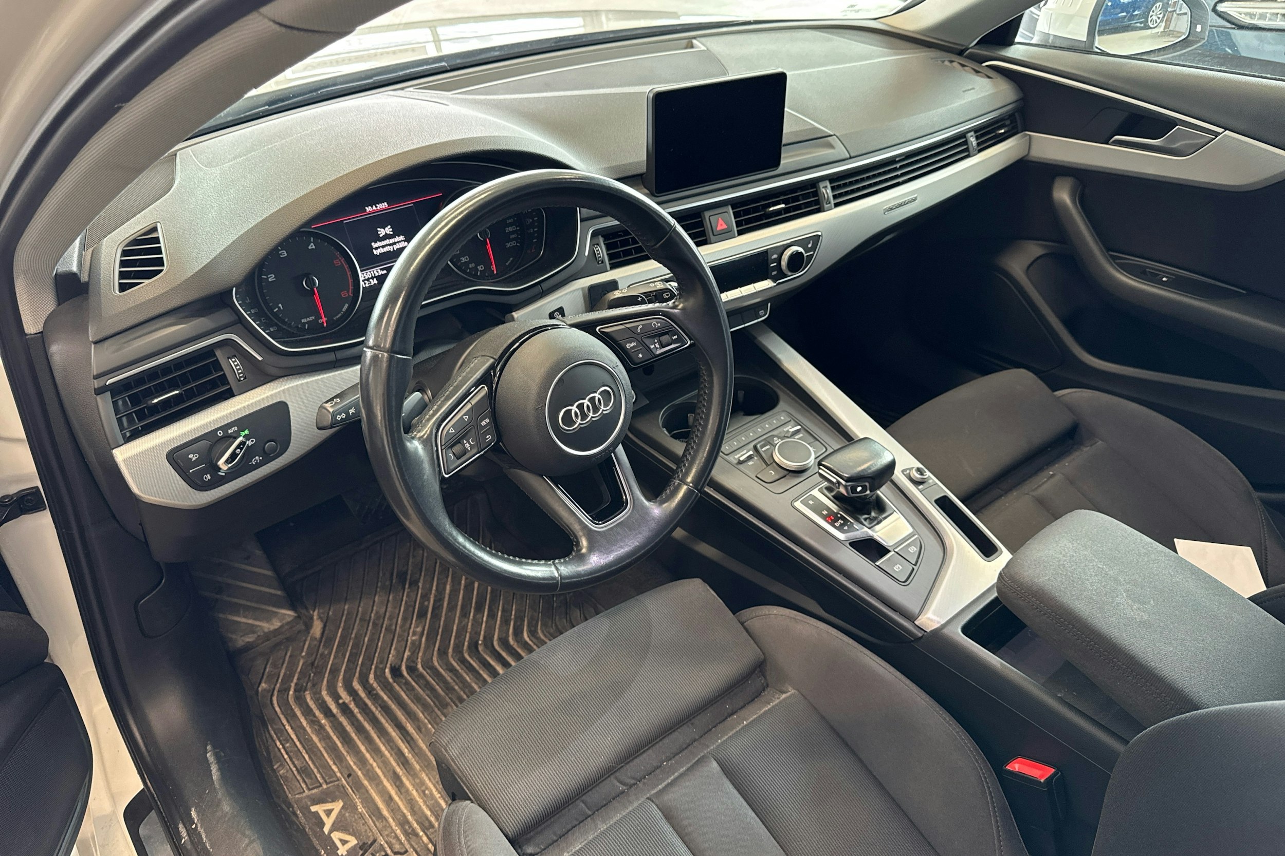 valkoinen Audi A4 2018 kuva 3.