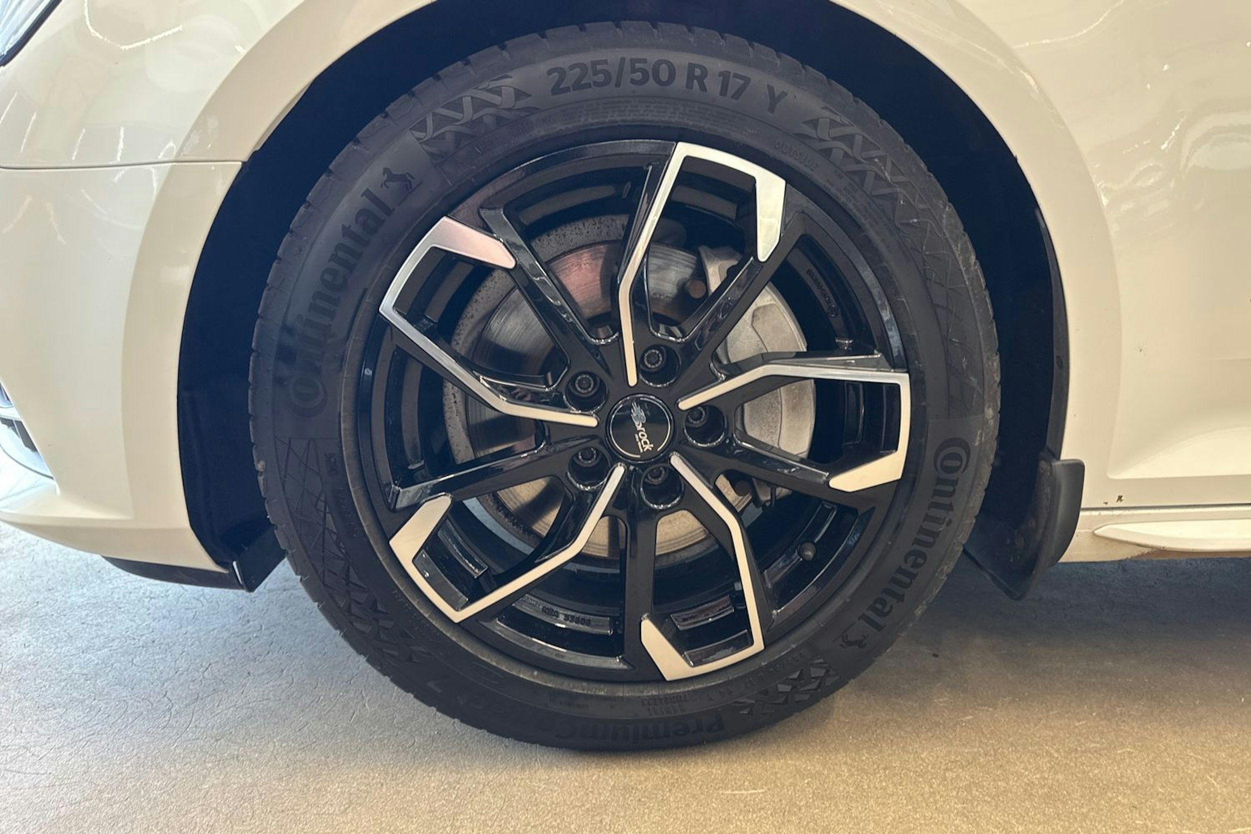 valkoinen Audi A4 2018 kuva 13.