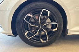 valkoinen Audi A4 2018 kuva 13.