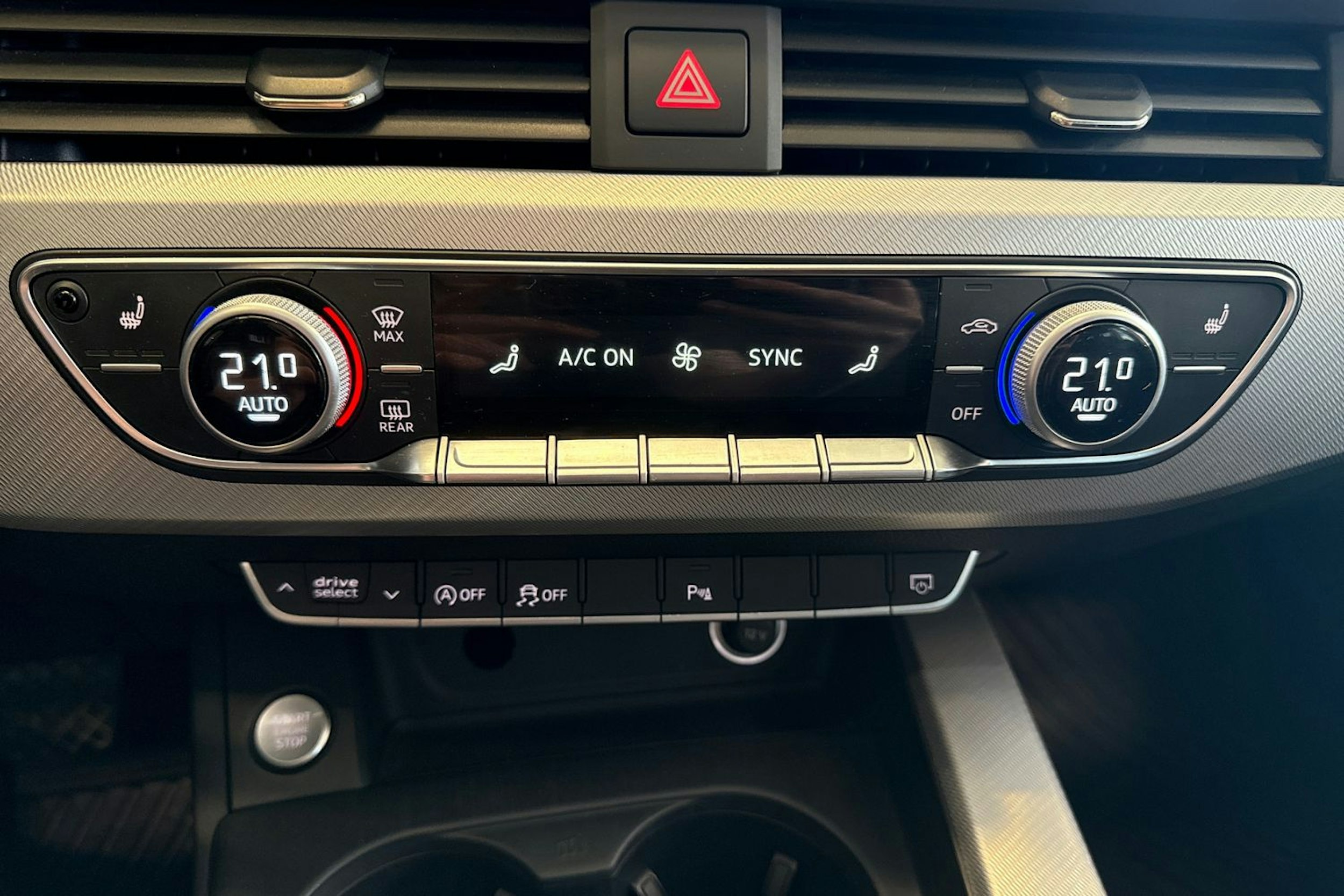 valkoinen Audi A4 2018 kuva 17.