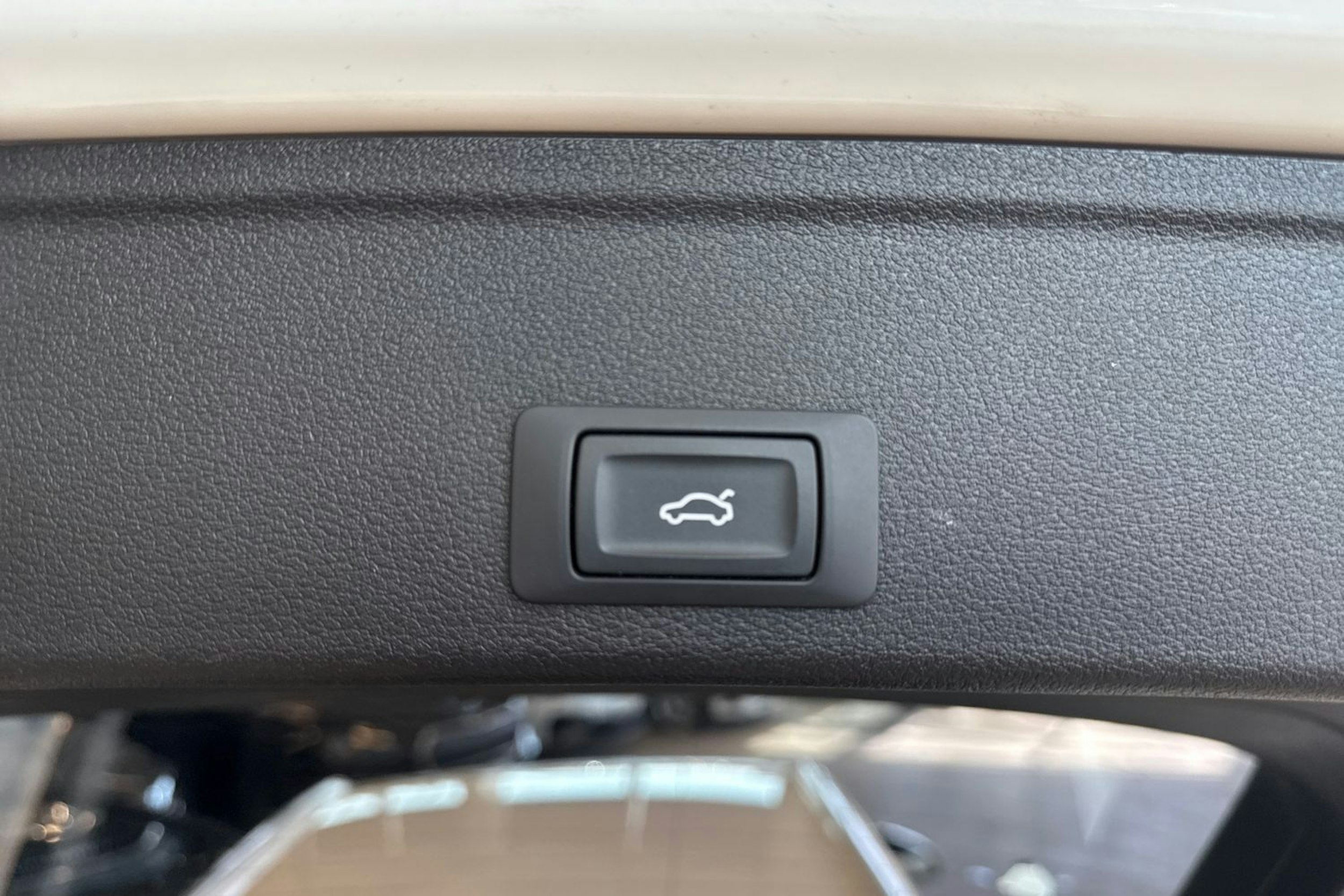 valkoinen Audi A4 2018 kuva 19.