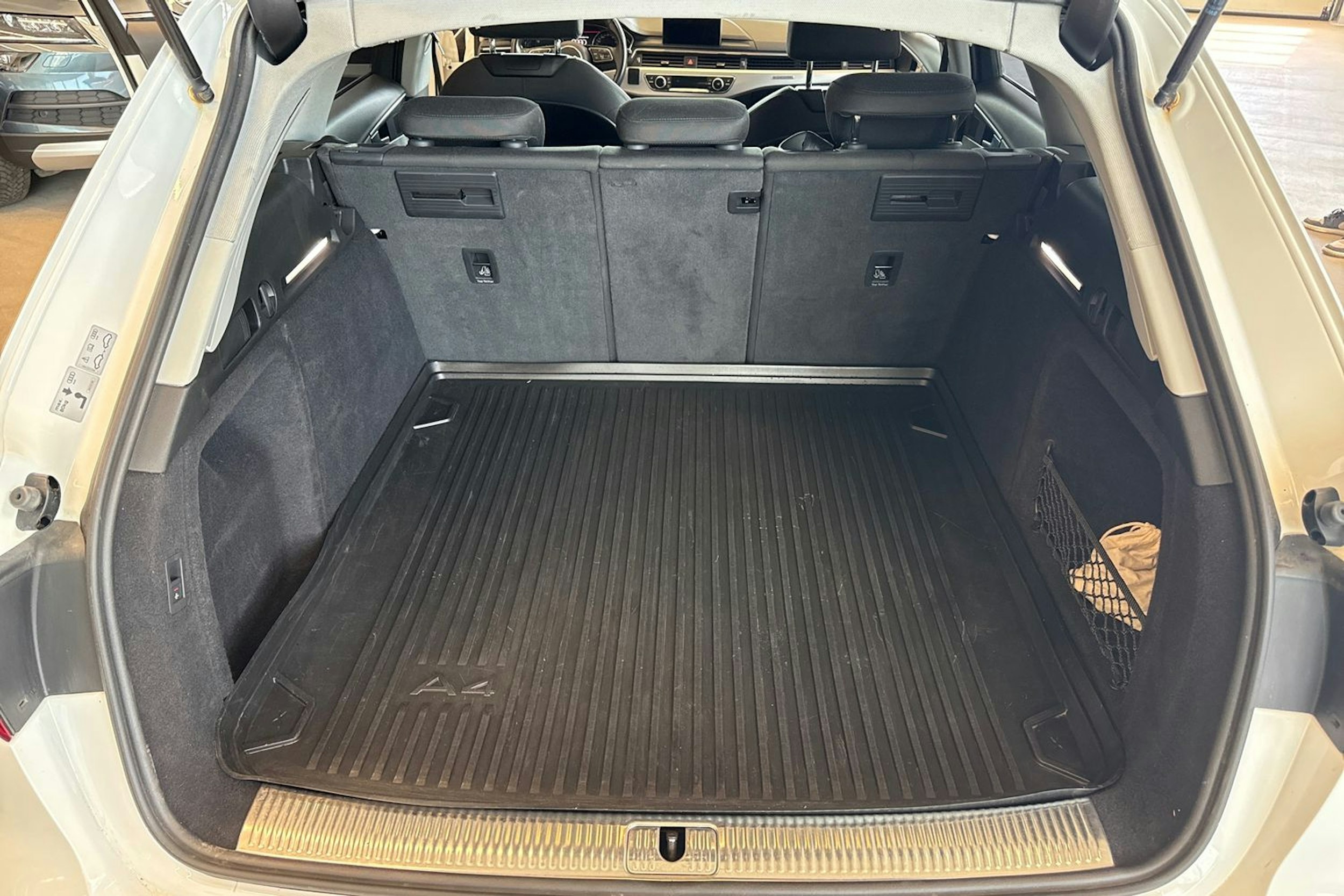 valkoinen Audi A4 2018 kuva 20.