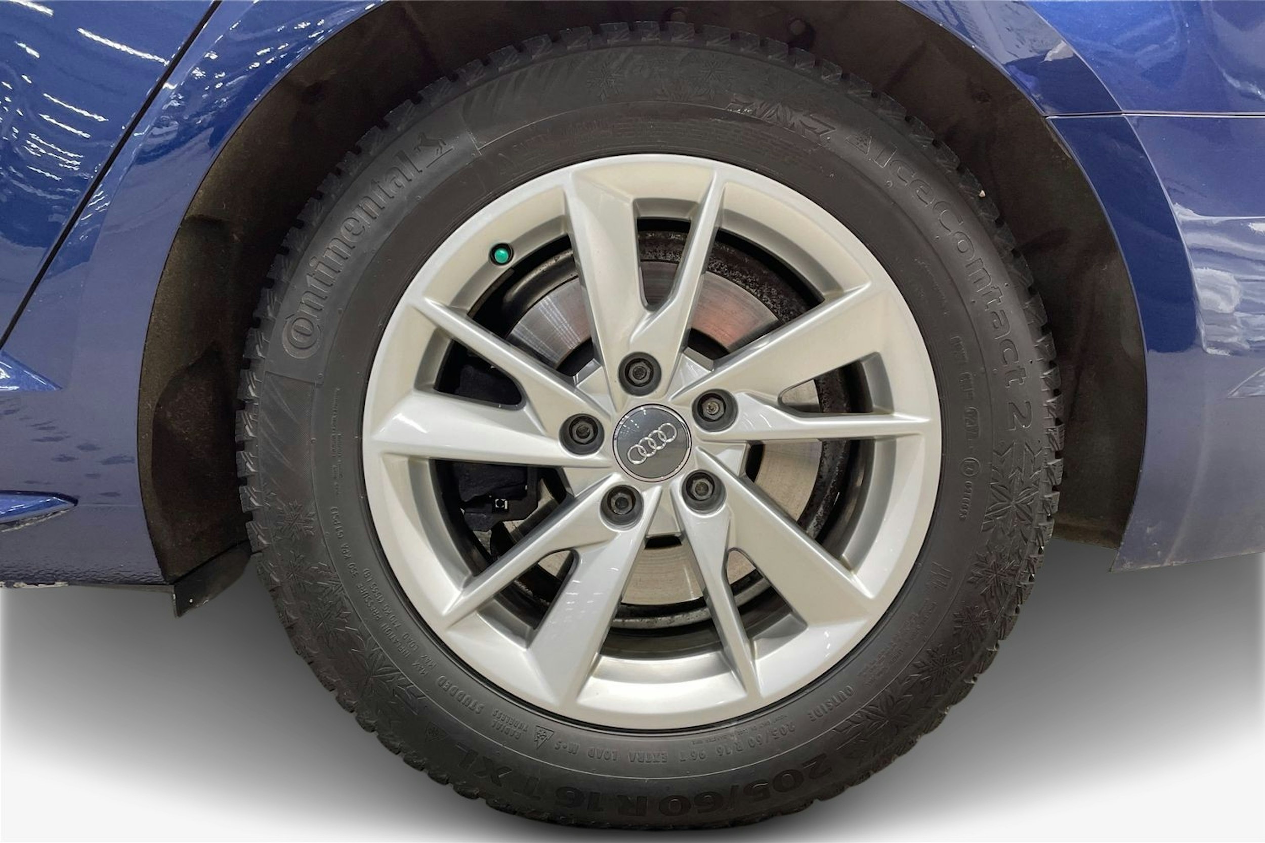 Sininen Audi A4 2018 kuva 11.