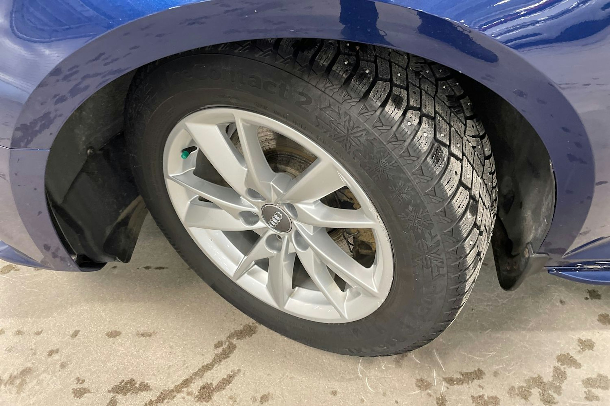 Sininen Audi A4 2018 kuva 13.