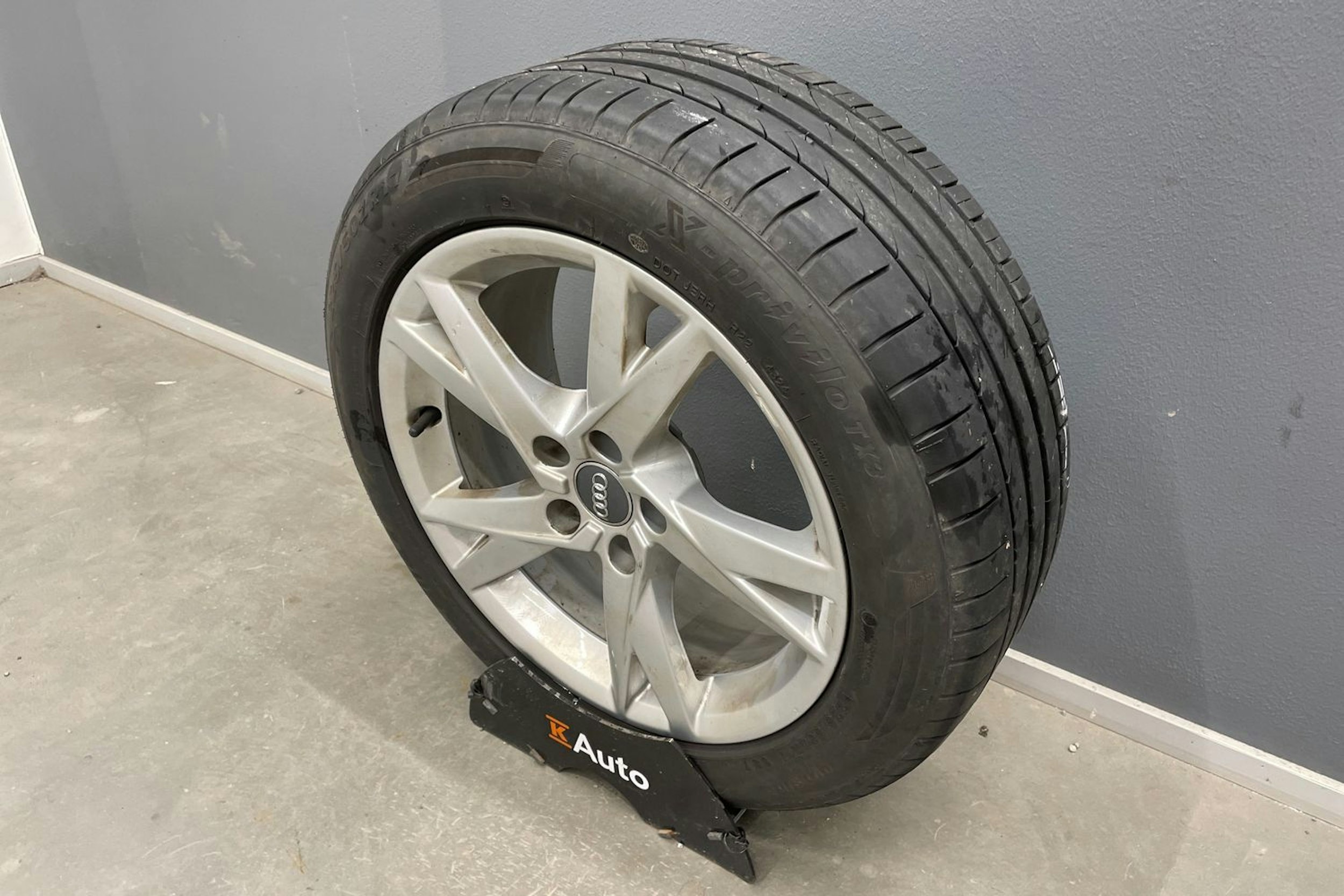 Sininen Audi A4 2018 kuva 14.