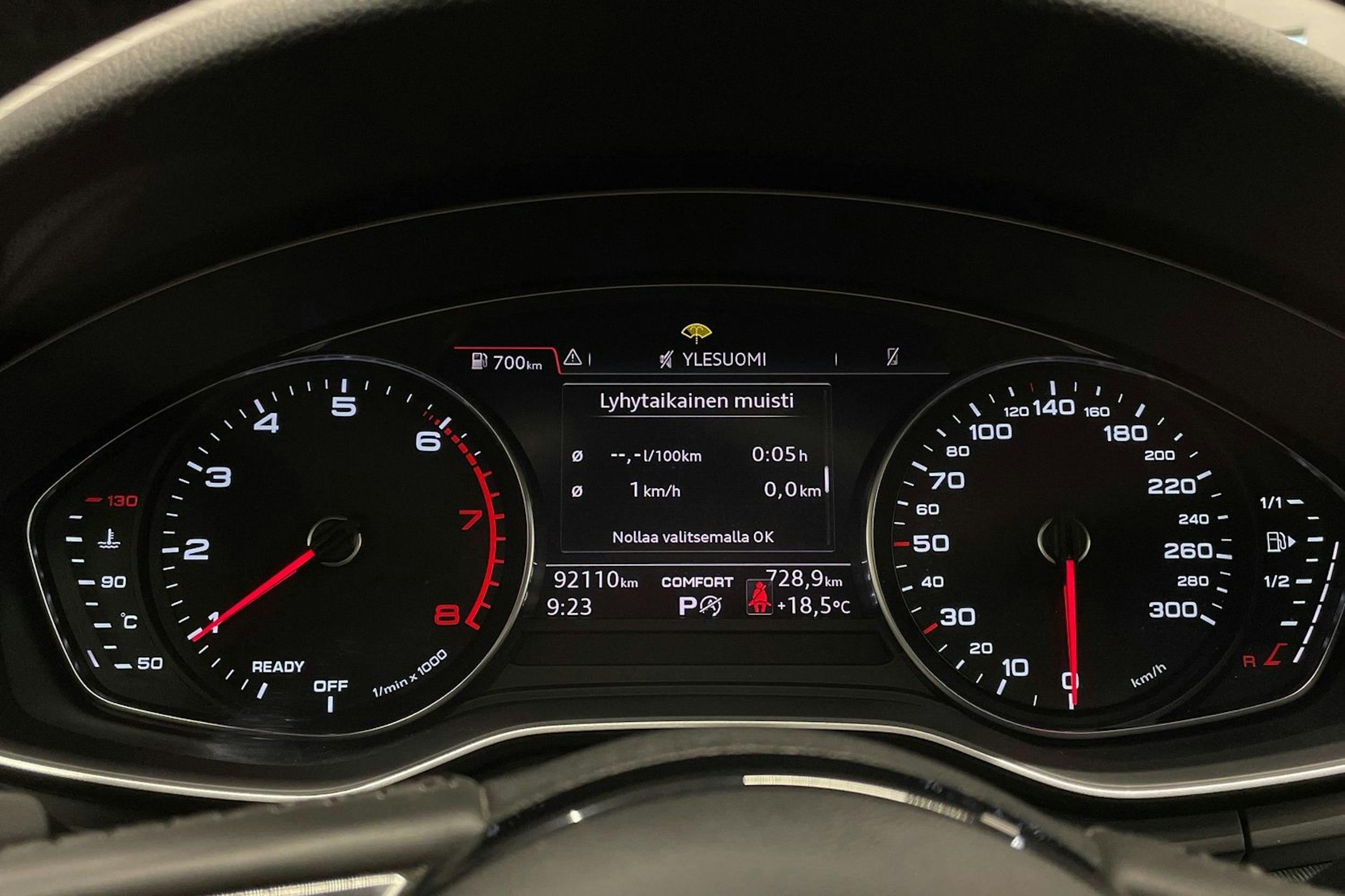 Sininen Audi A4 2018 kuva 16.