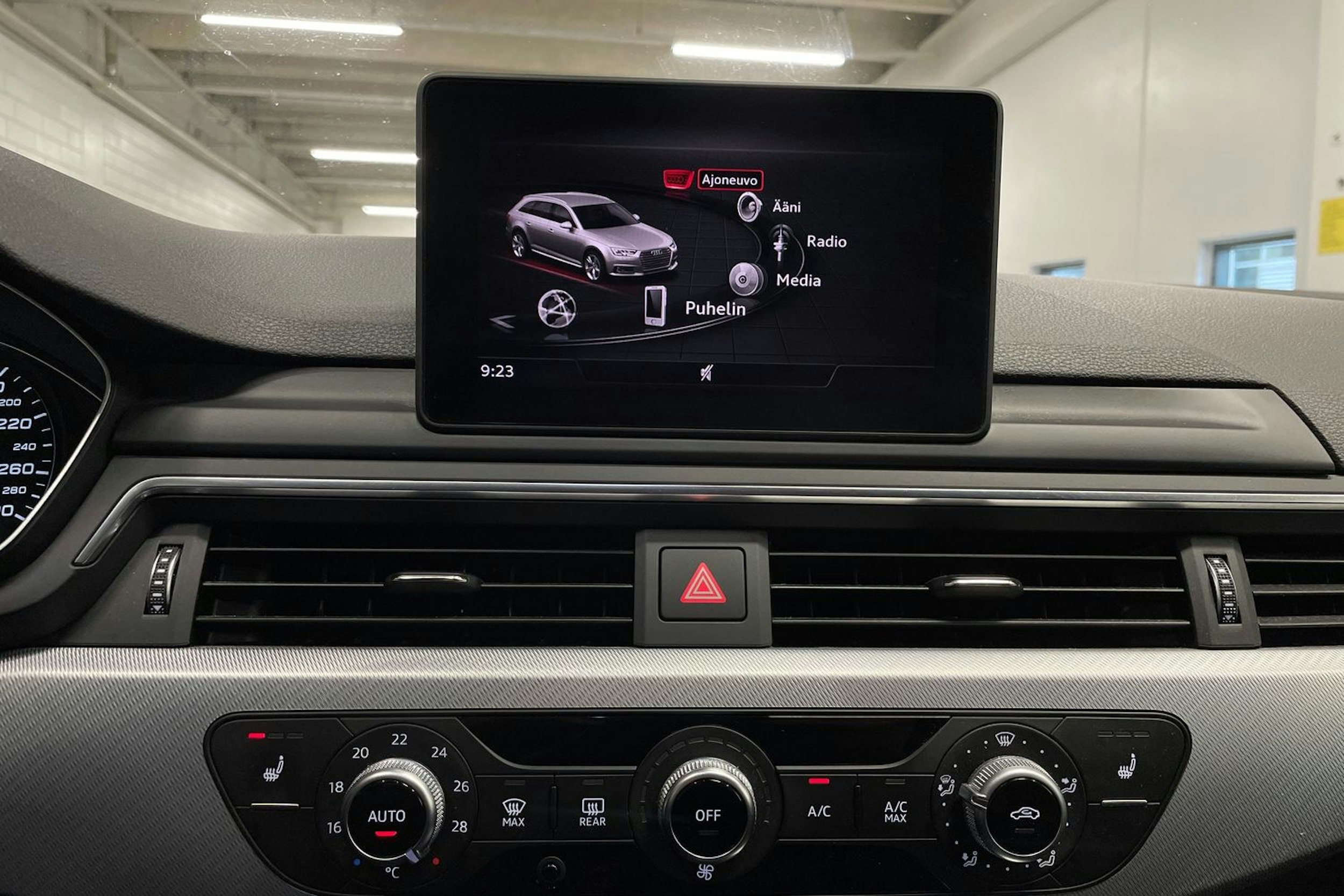 Sininen Audi A4 2018 kuva 17.