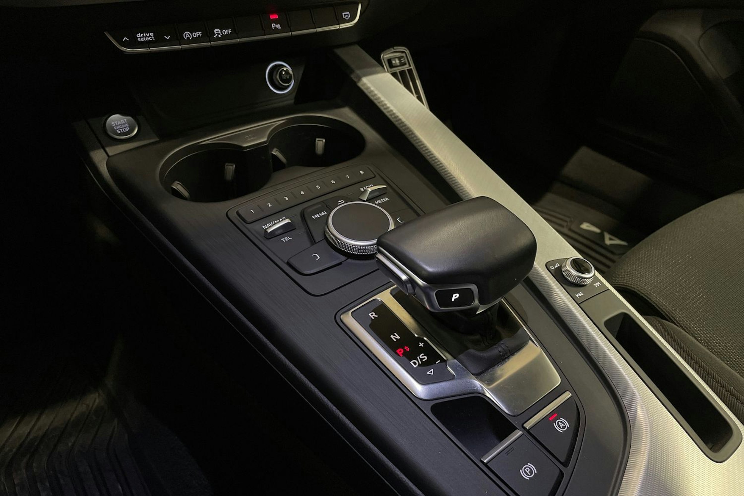 Sininen Audi A4 2018 kuva 19.