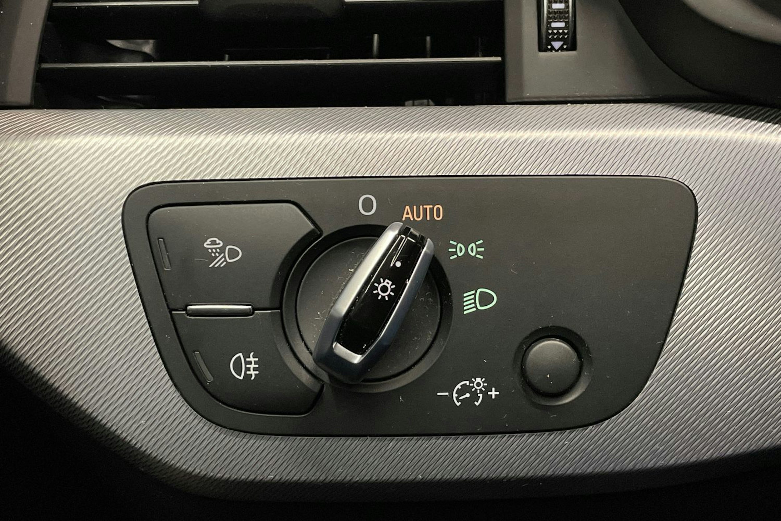 Sininen Audi A4 2018 kuva 20.