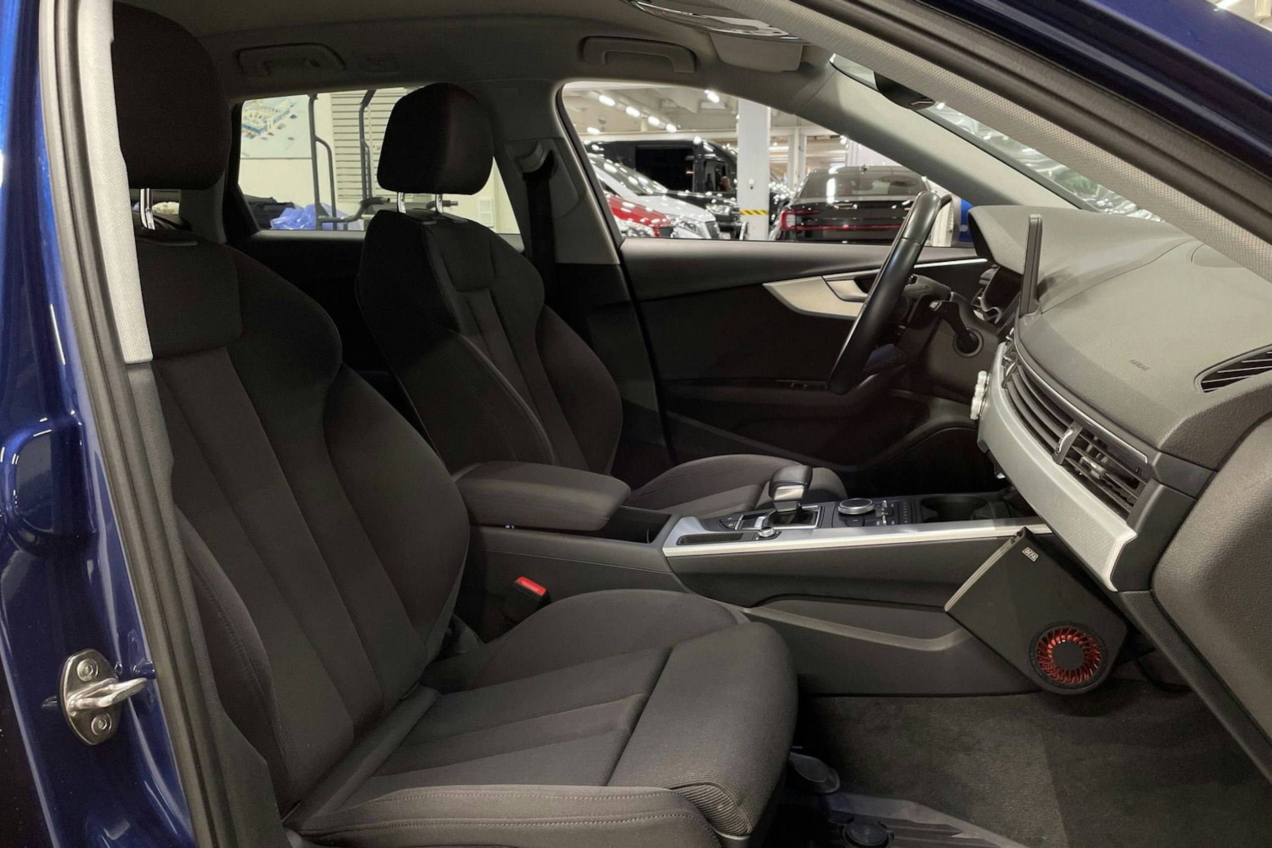 Sininen Audi A4 2018 kuva 25.