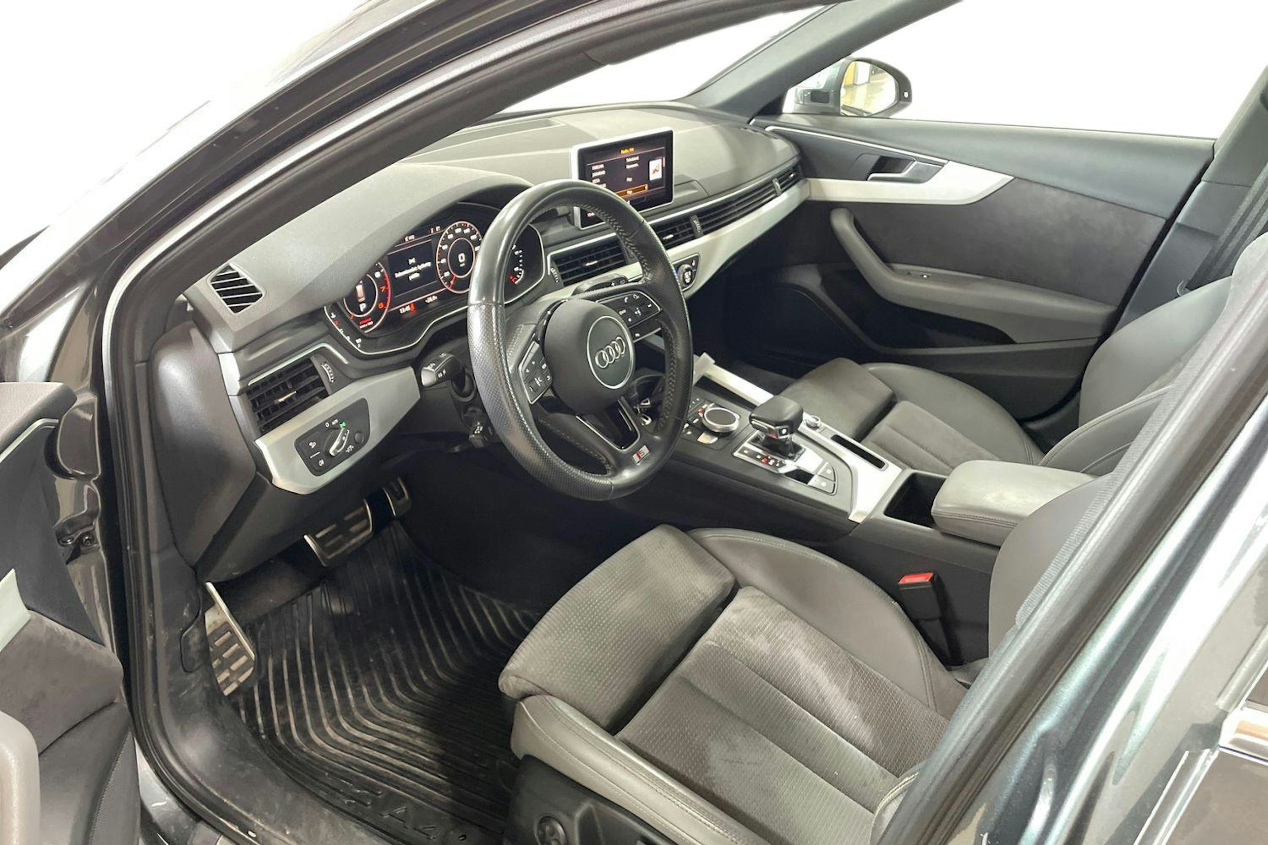 Harmaa Audi A4 2018 kuva 7.