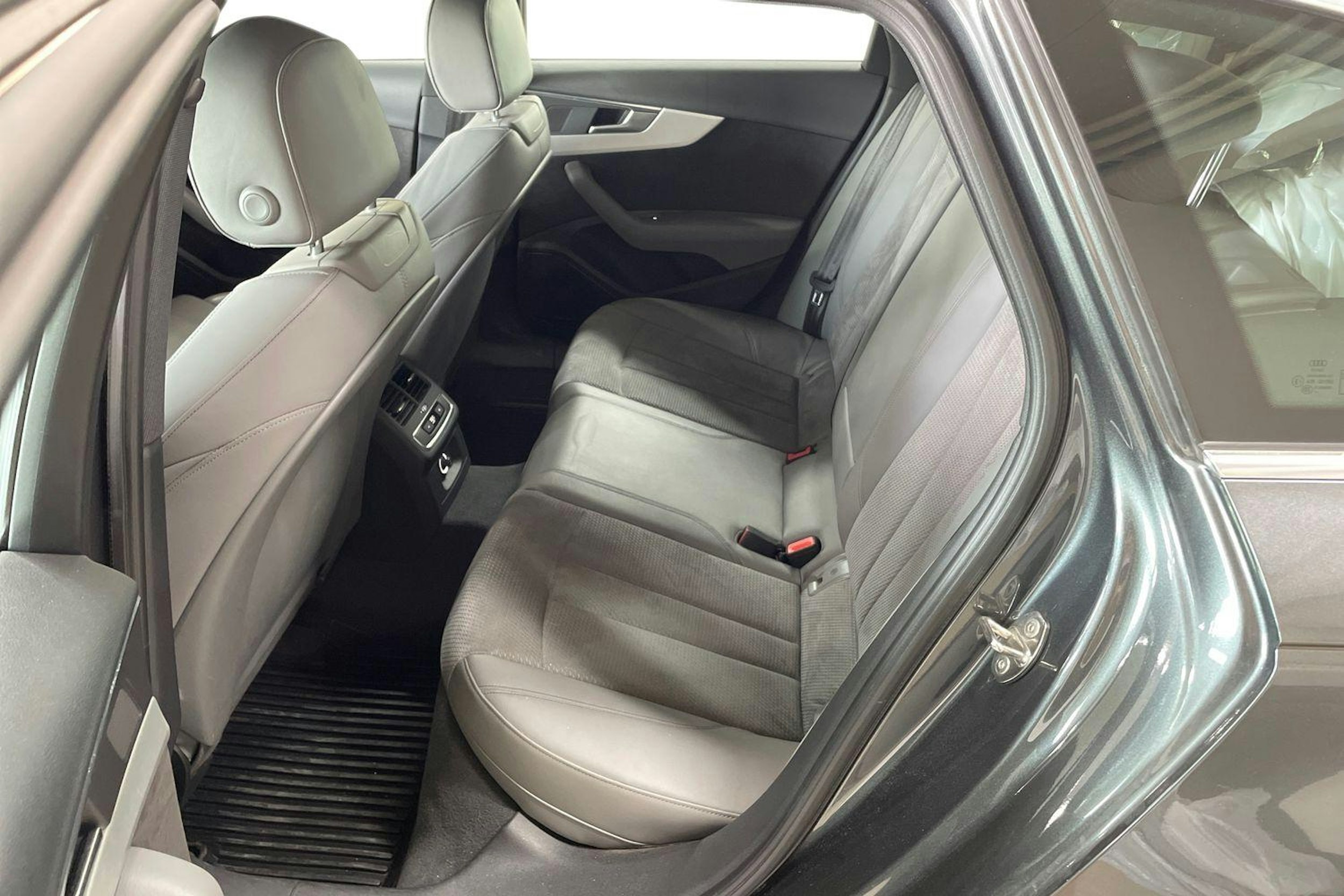 Harmaa Audi A4 2018 kuva 10.