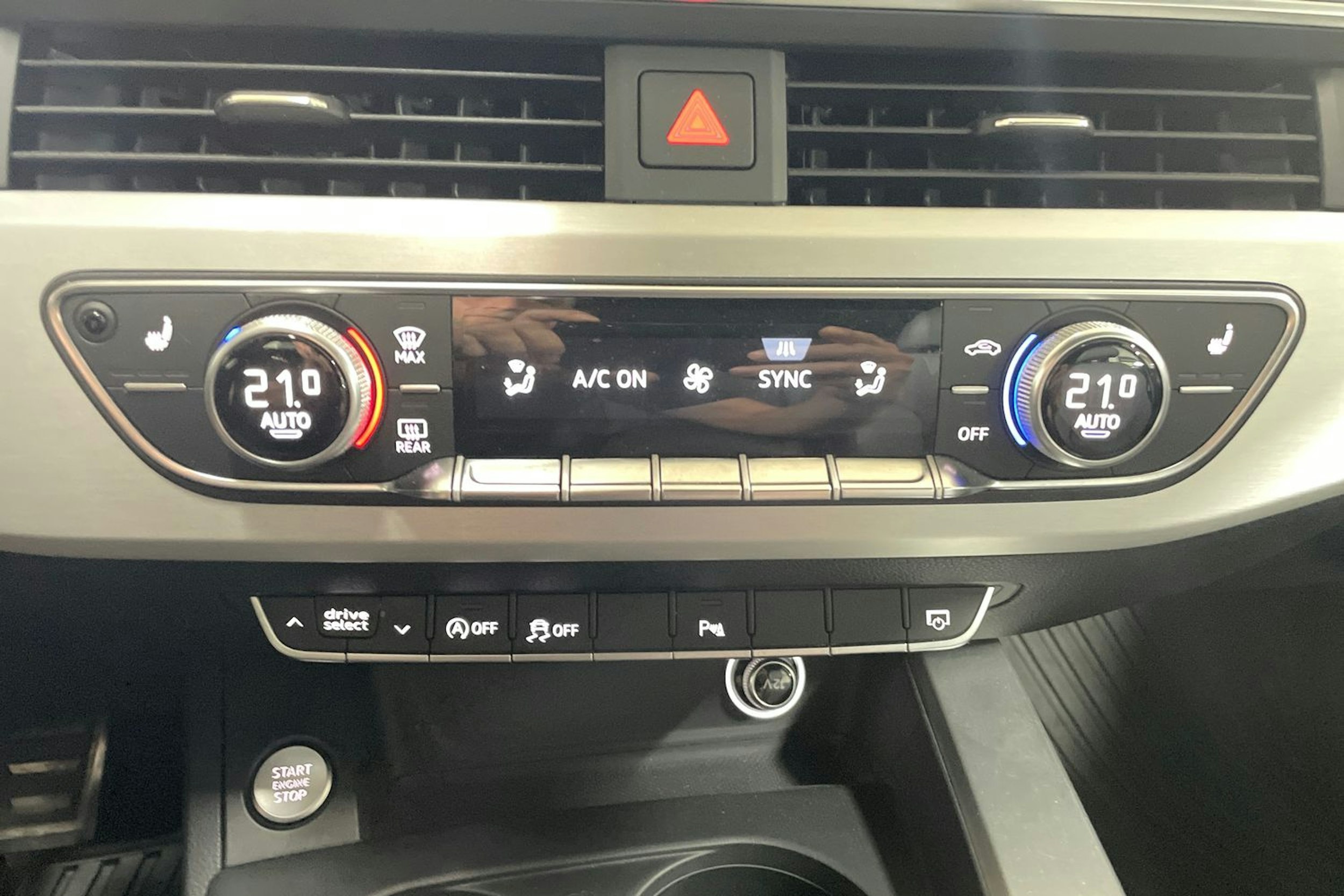 Harmaa Audi A4 2018 kuva 14.